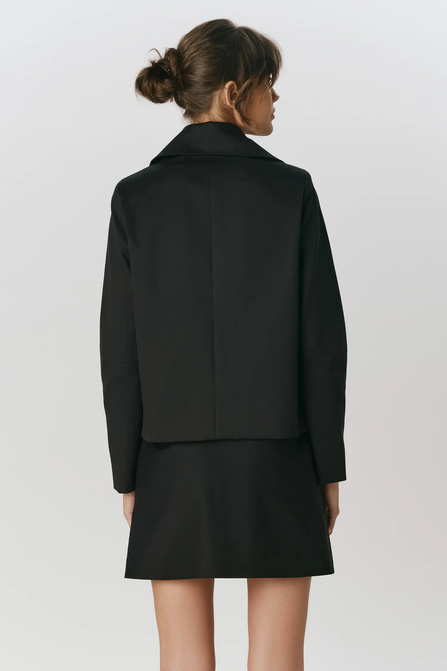 4-CS39051_CASACO_CURTO_GOLA_AMPLA_PRETO_ANDREAMARQUES--1-