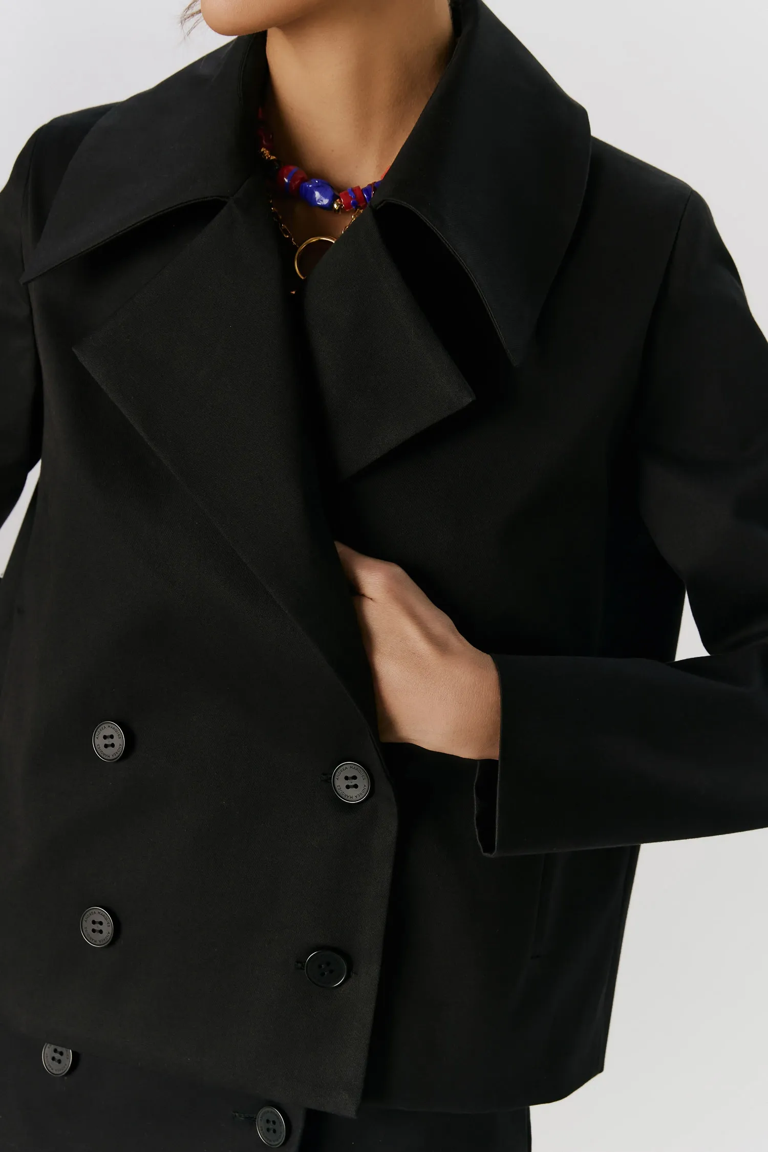 5-CS39051_CASACO_CURTO_GOLA_AMPLA_PRETO_ANDREAMARQUES--9-