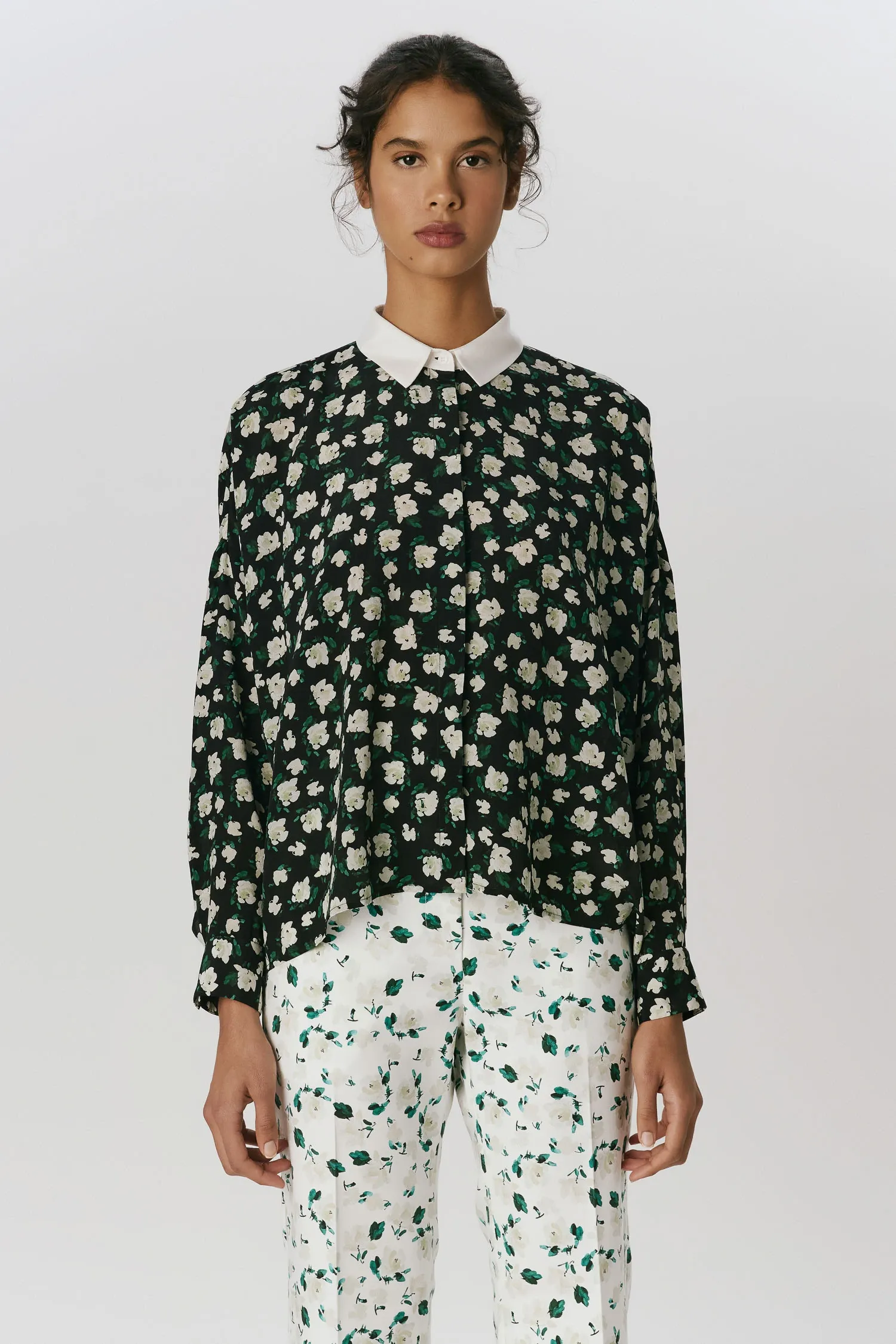 1-CM39107_CAMISA_SEDA_CURTA_MANGA_LONGA_PEONIA_PRETA_ANDREAMARQUES--2-