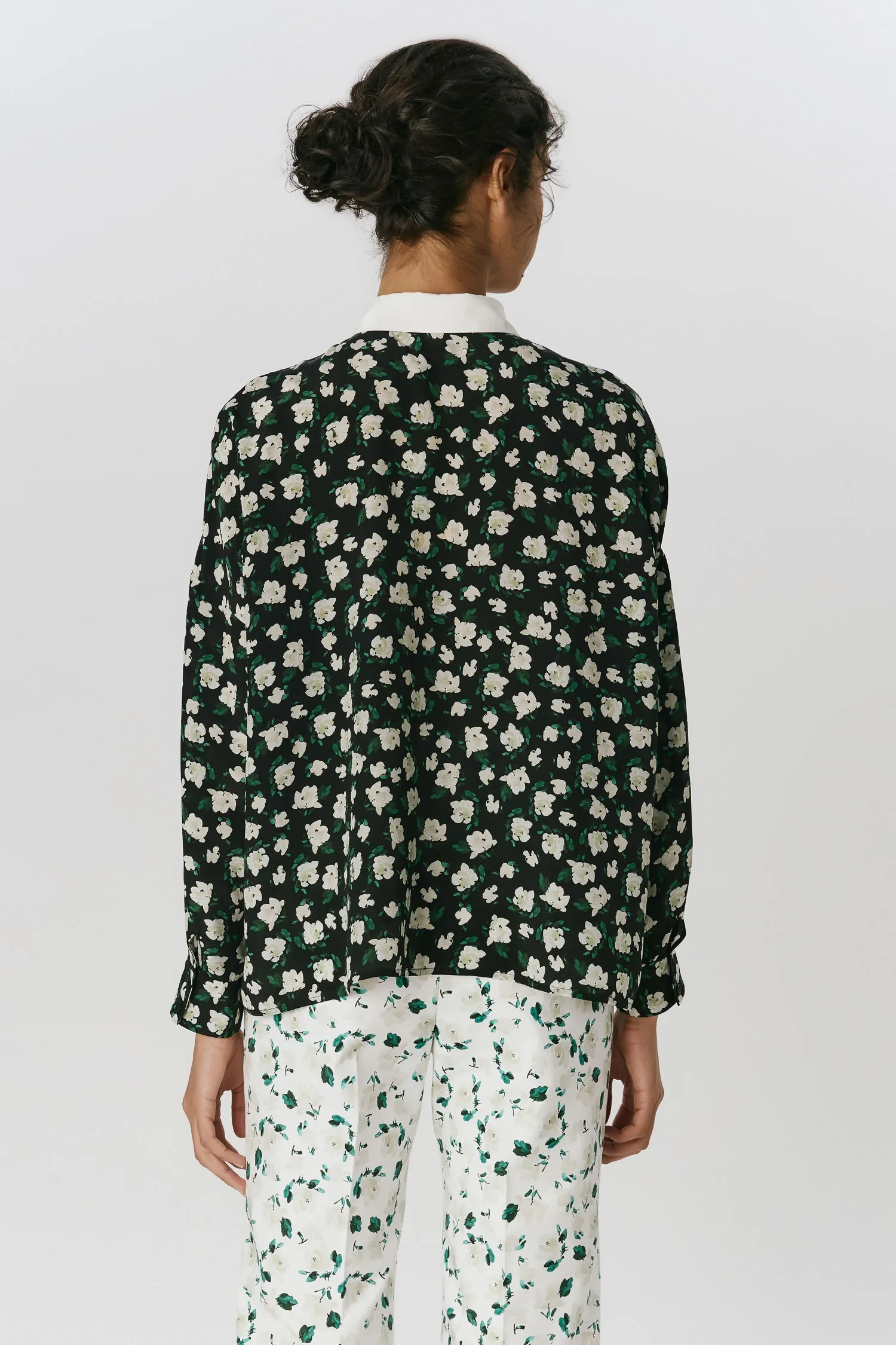 4-CM39107_CAMISA_SEDA_CURTA_MANGA_LONGA_PEONIA_PRETA_ANDREAMARQUES--6-