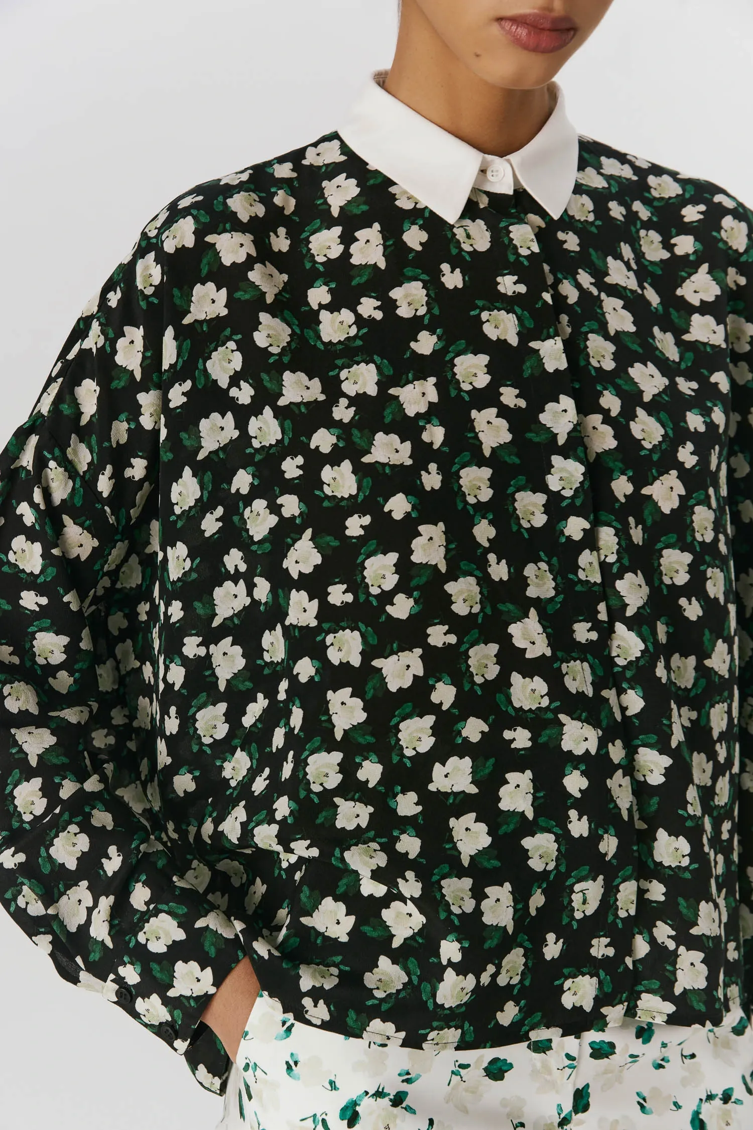 5-CM39107_CAMISA_SEDA_CURTA_MANGA_LONGA_PEONIA_PRETA_ANDREAMARQUES--3-
