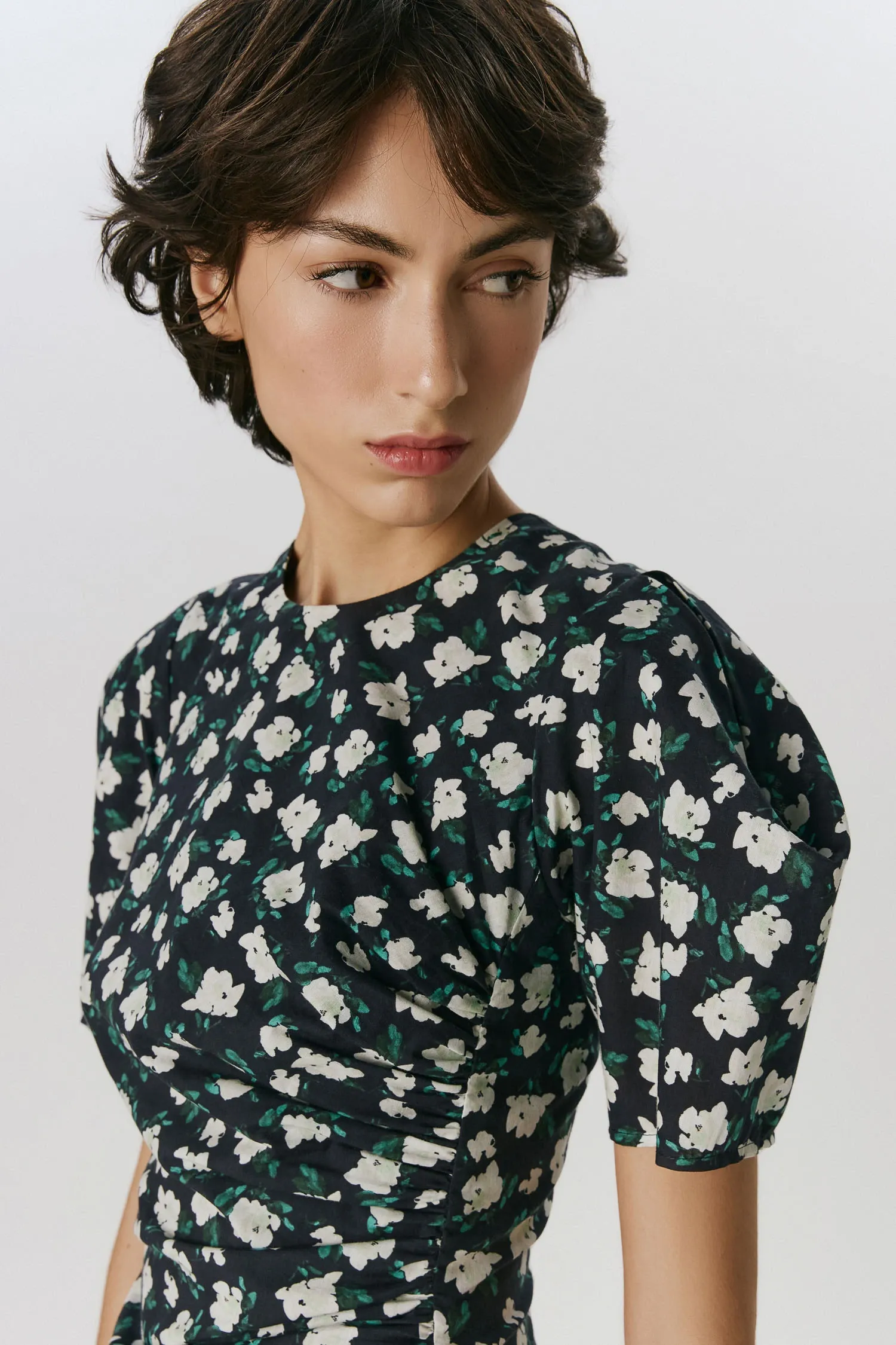 4-VC39110_VESTIDO_FRANZIDO_MANGA_PREGAS_PEONIA_PRETA_ANDREAMARQUES--5-