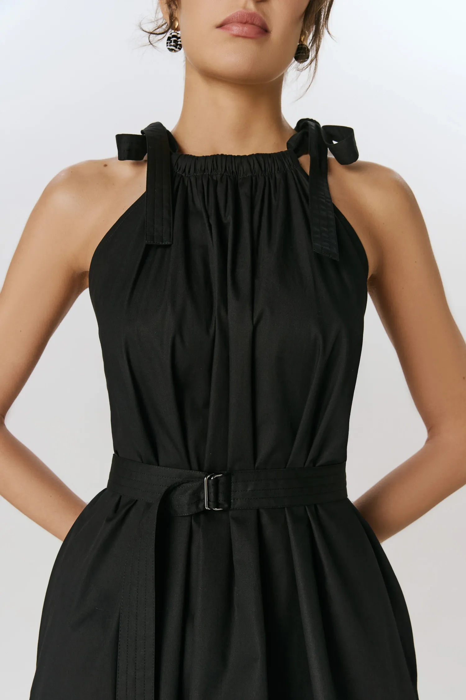 6-VC39116_VESTIDO-DECOTE-ALTO-FITAS-PRETO--6-