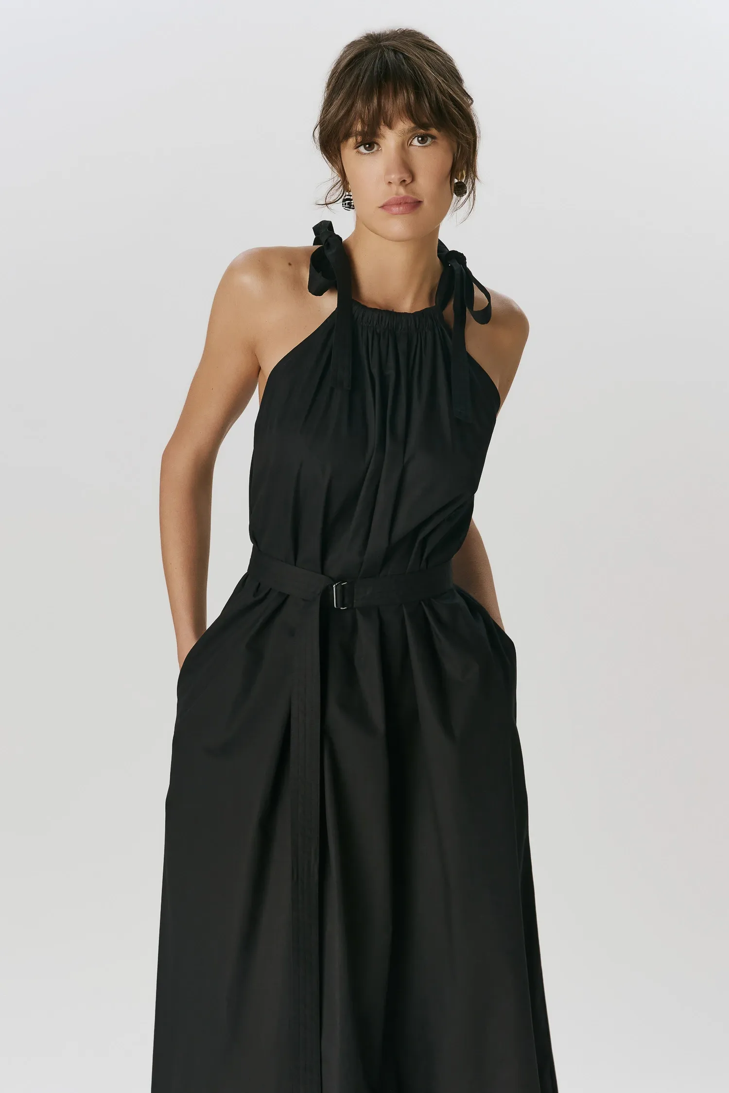 2-VC39116_VESTIDO-DECOTE-ALTO-FITAS-PRETO--5-