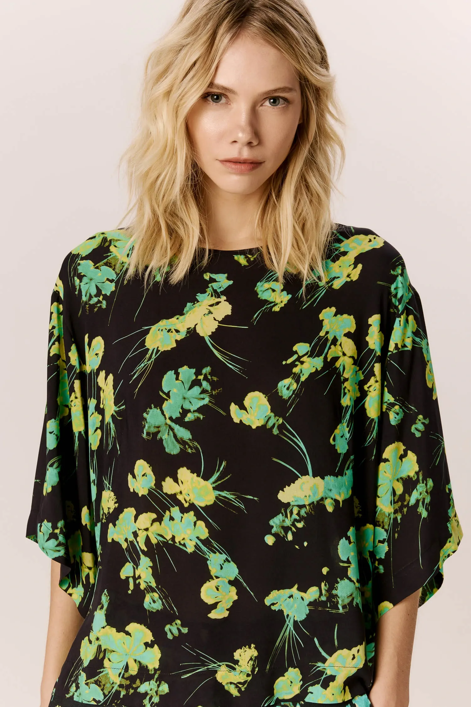 007599_-T-SHIRT-BOX_MANGA-CURTA_AMPLA_HIBISCO_ANDREAMARQUES--3-