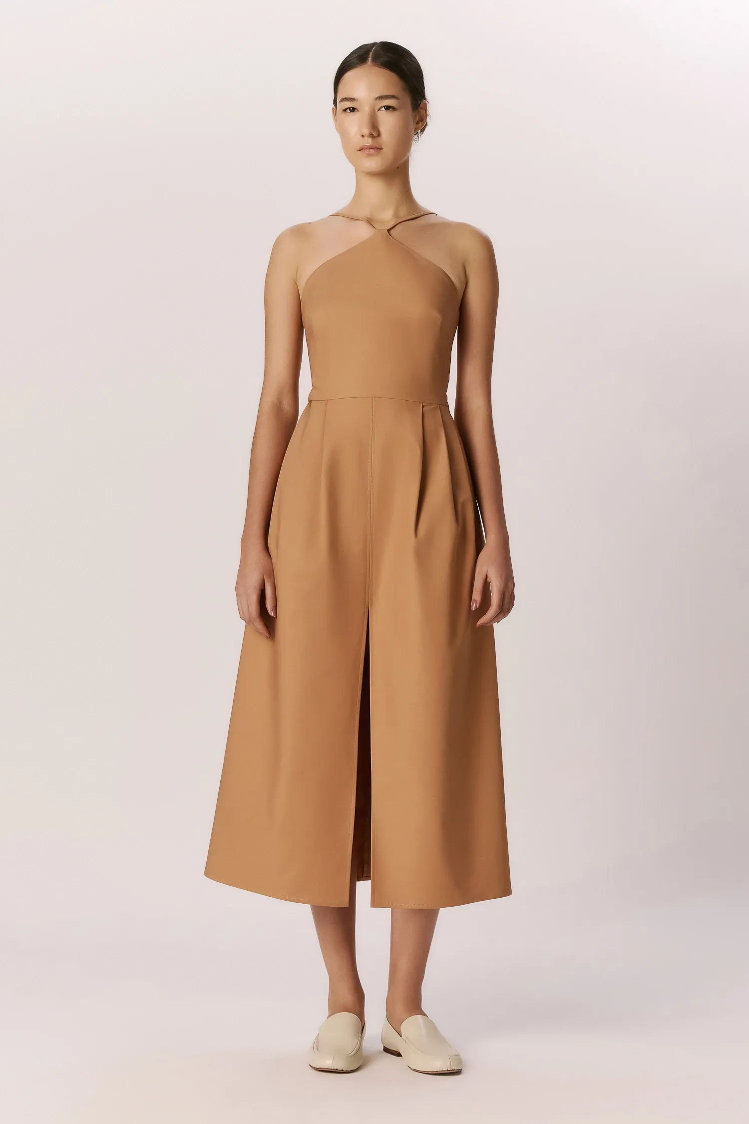 007526_VESTIDO-DECOTE_TRIANGULO_PREGAS_CAMEL_ANDREAMAQUES--1-
