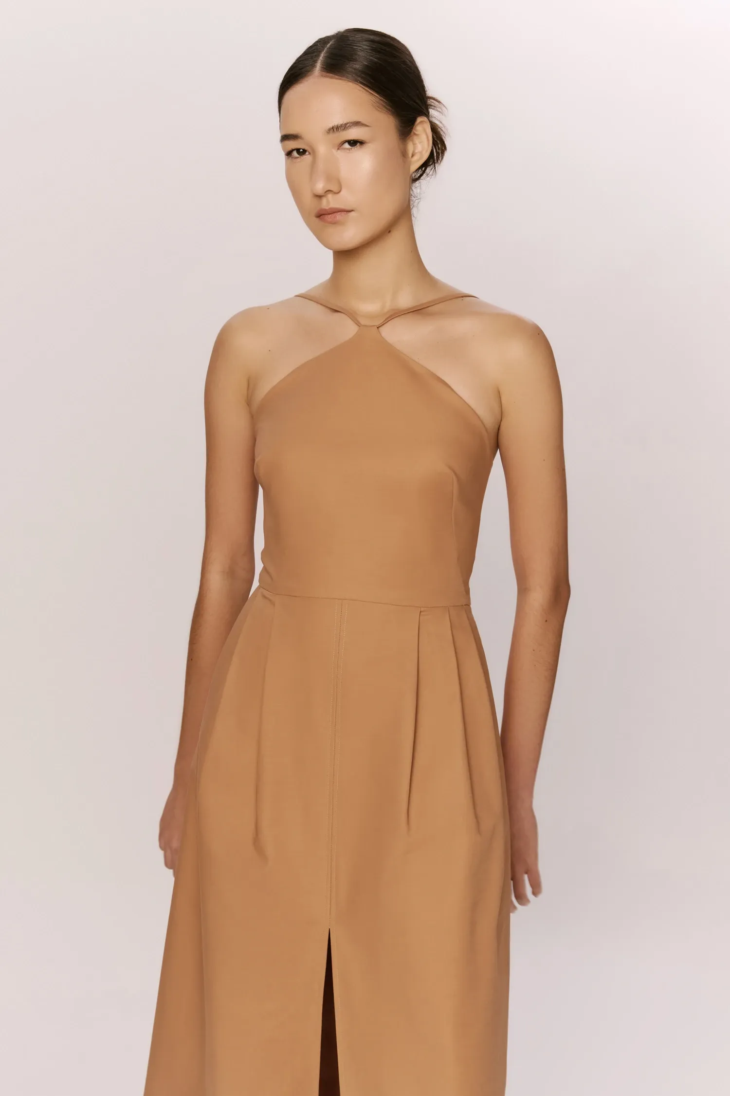007526_VESTIDO-DECOTE_TRIANGULO_PREGAS_CAMEL_ANDREAMAQUES--2-