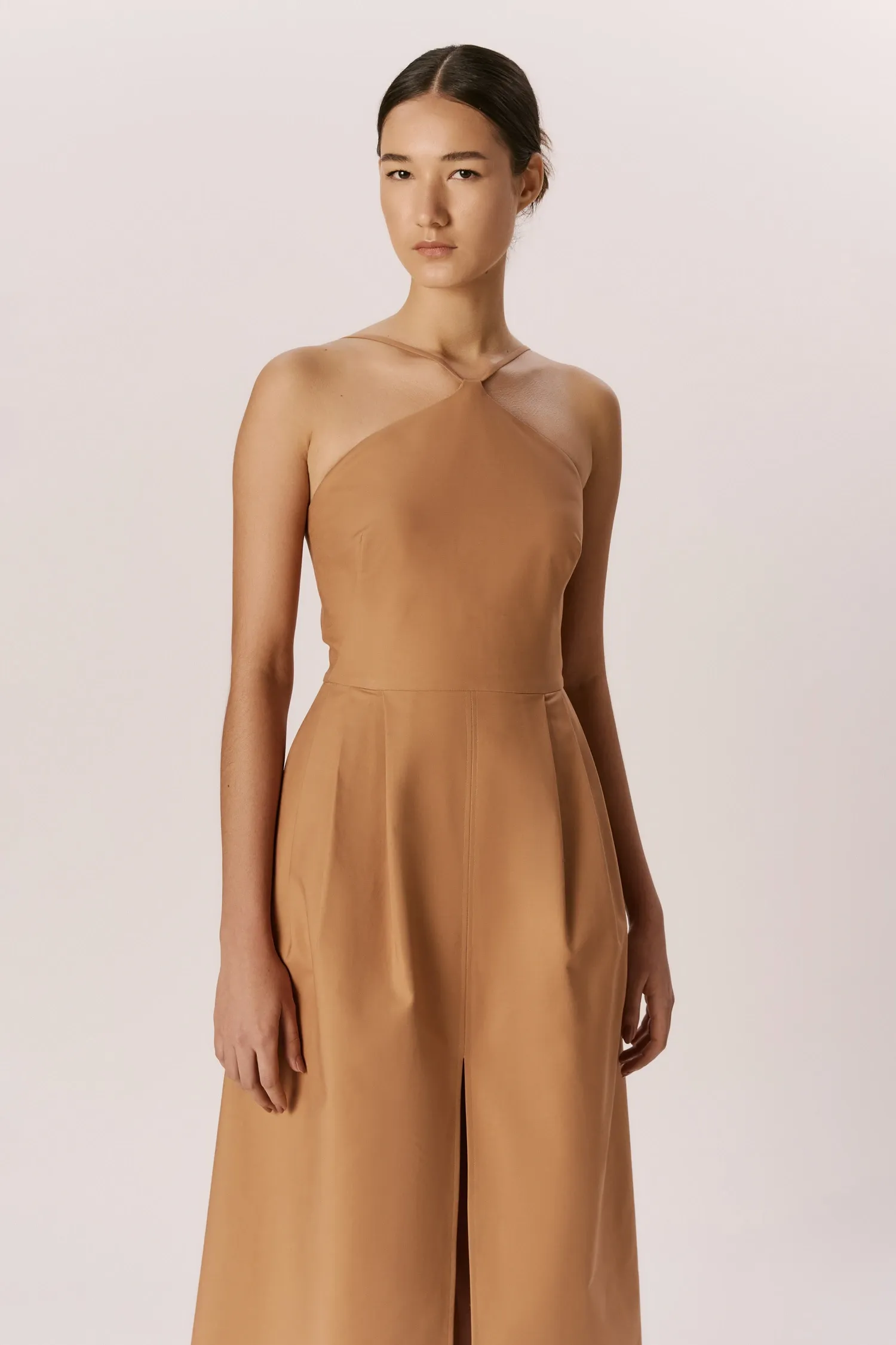 007526_VESTIDO-DECOTE_TRIANGULO_PREGAS_CAMEL_ANDREAMAQUES--3-