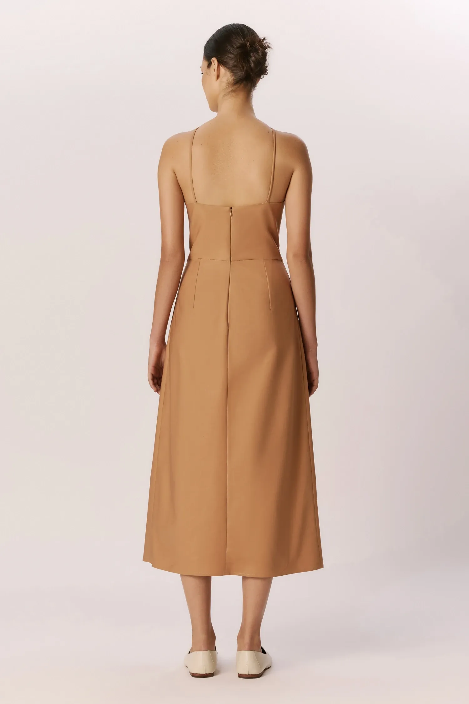 007526_VESTIDO-DECOTE_TRIANGULO_PREGAS_CAMEL_ANDREAMAQUES--4-