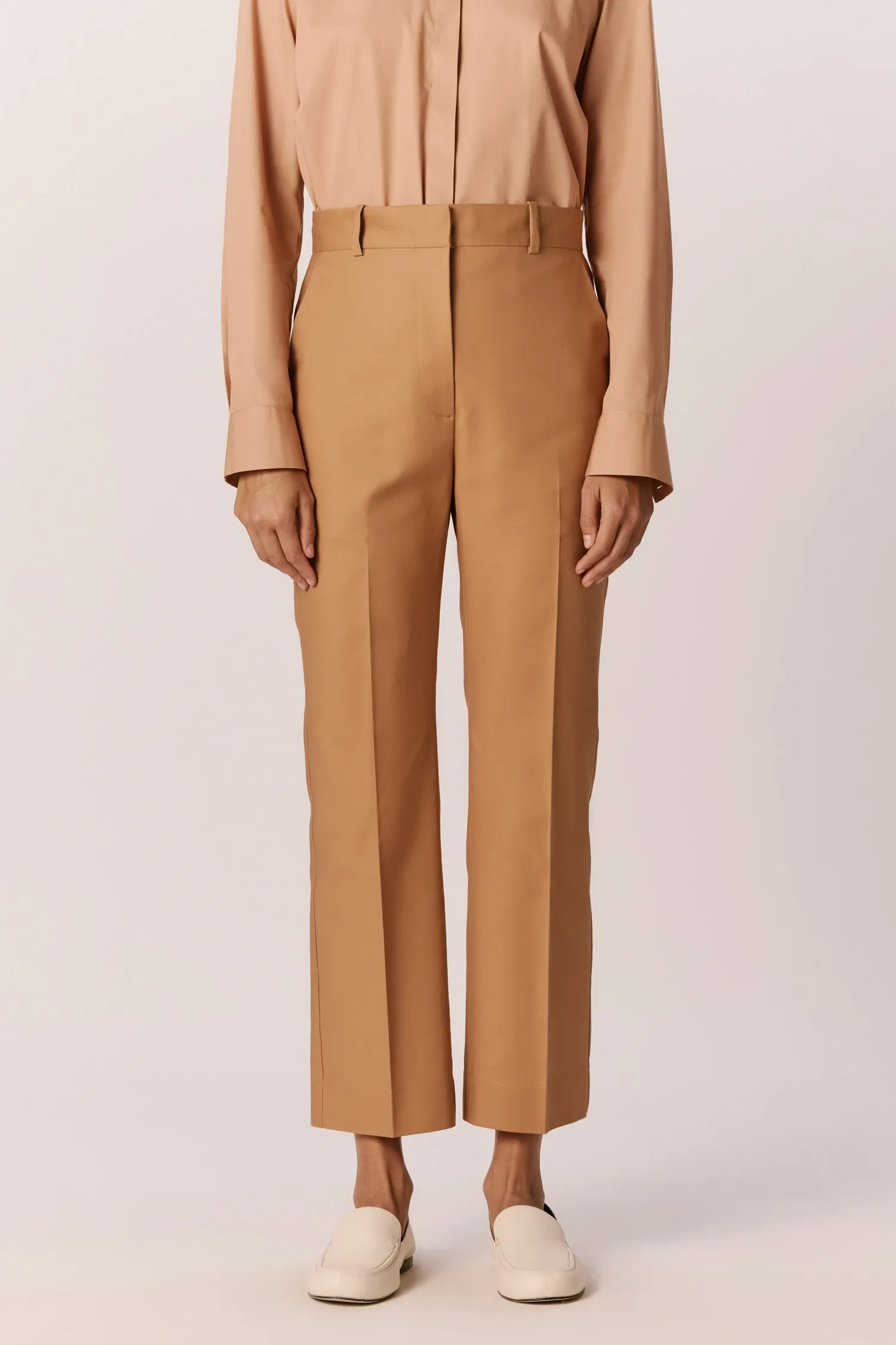 007528_CALCA_SEMIFLARE_BOLSO_FACA_CAMEL_ANDREAMARQUES--2-