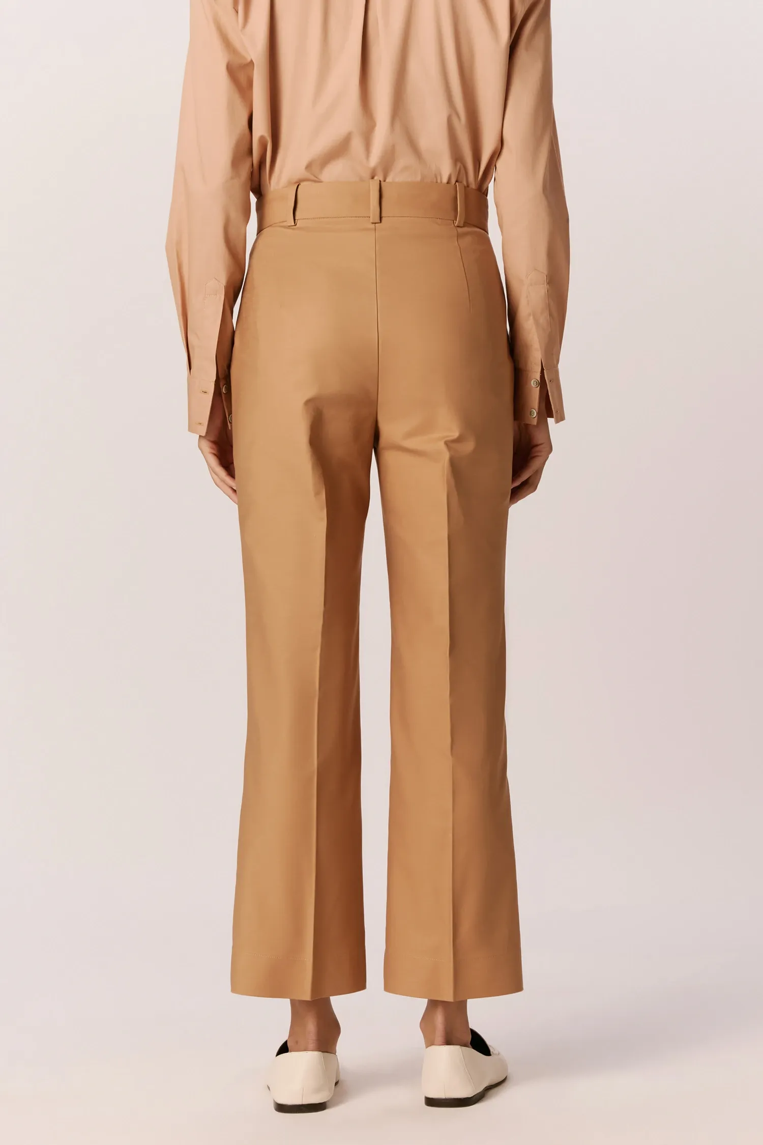 007528_CALCA_SEMIFLARE_BOLSO_FACA_CAMEL_ANDREAMARQUES--3-