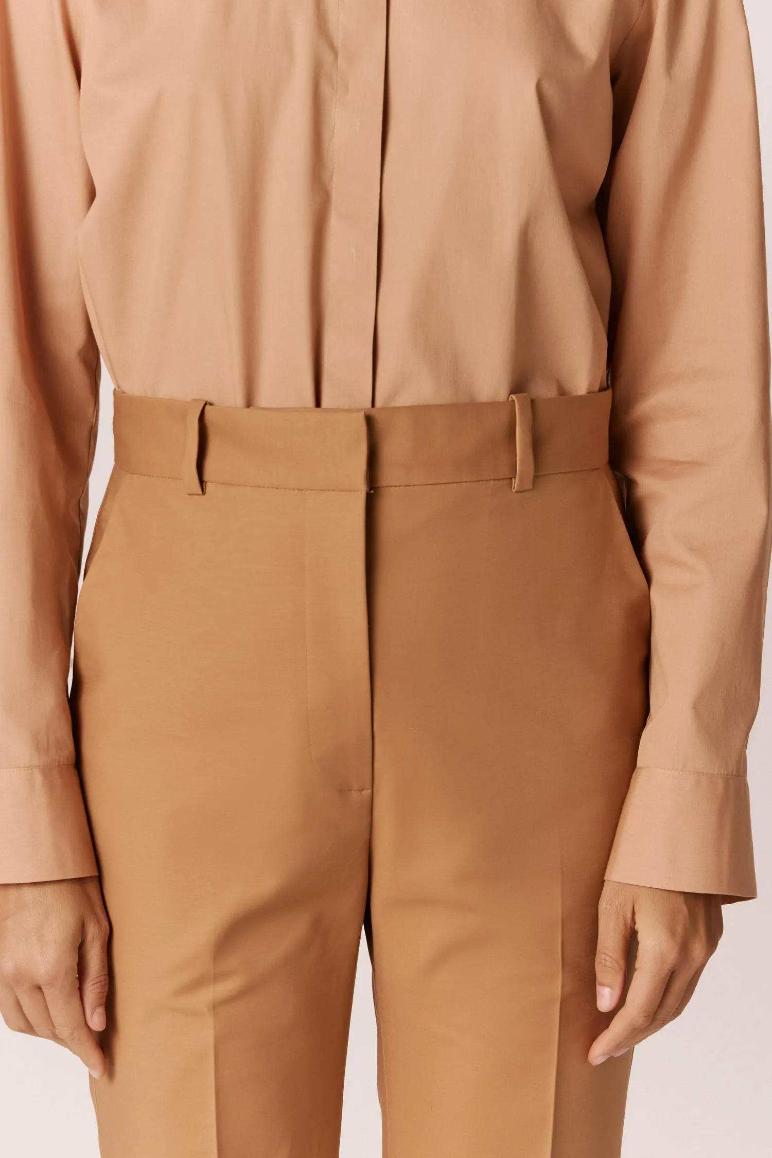 007528_CALCA_SEMIFLARE_BOLSO_FACA_CAMEL_ANDREAMARQUES--4-