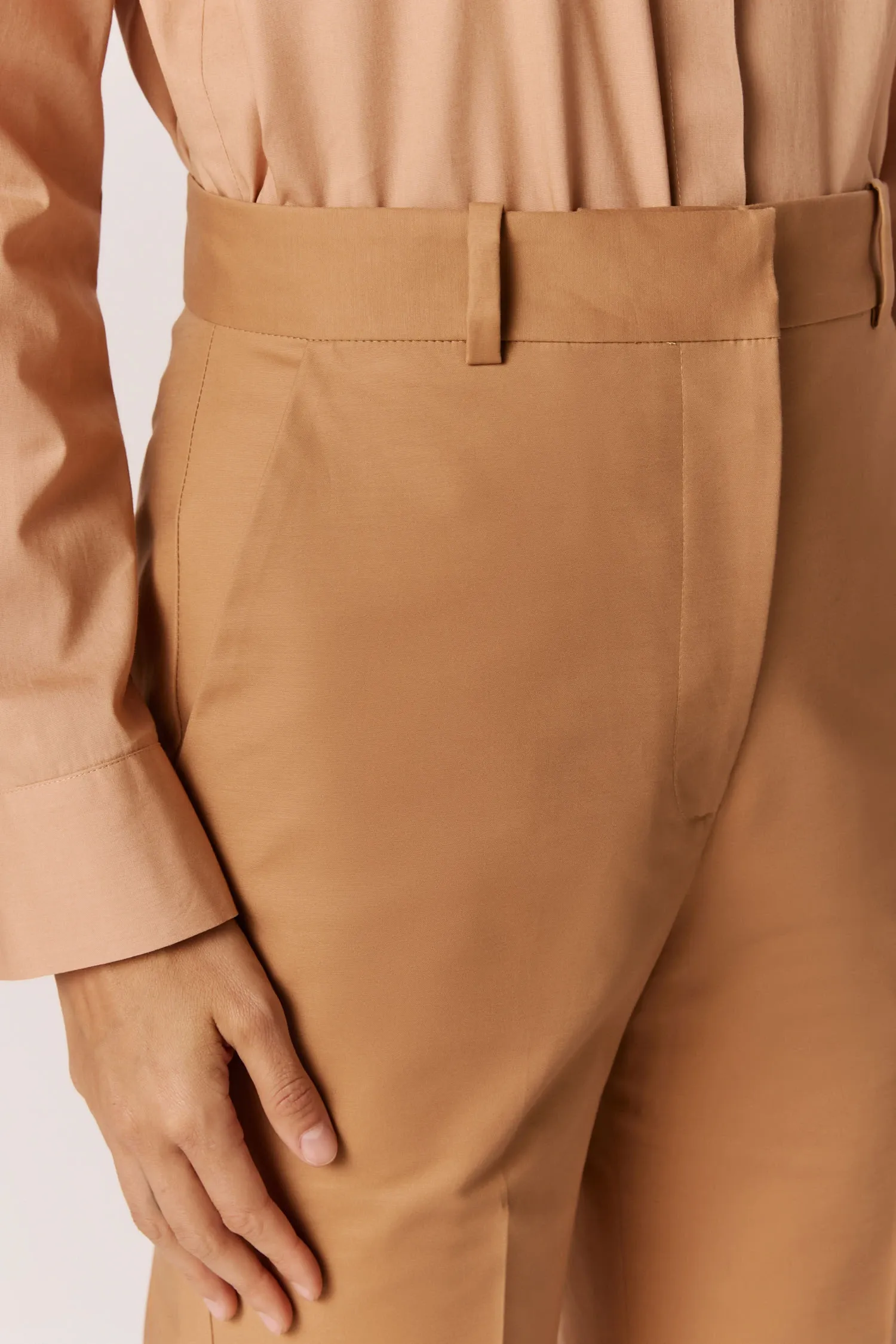 007528_CALCA_SEMIFLARE_BOLSO_FACA_CAMEL_ANDREAMARQUES--5-