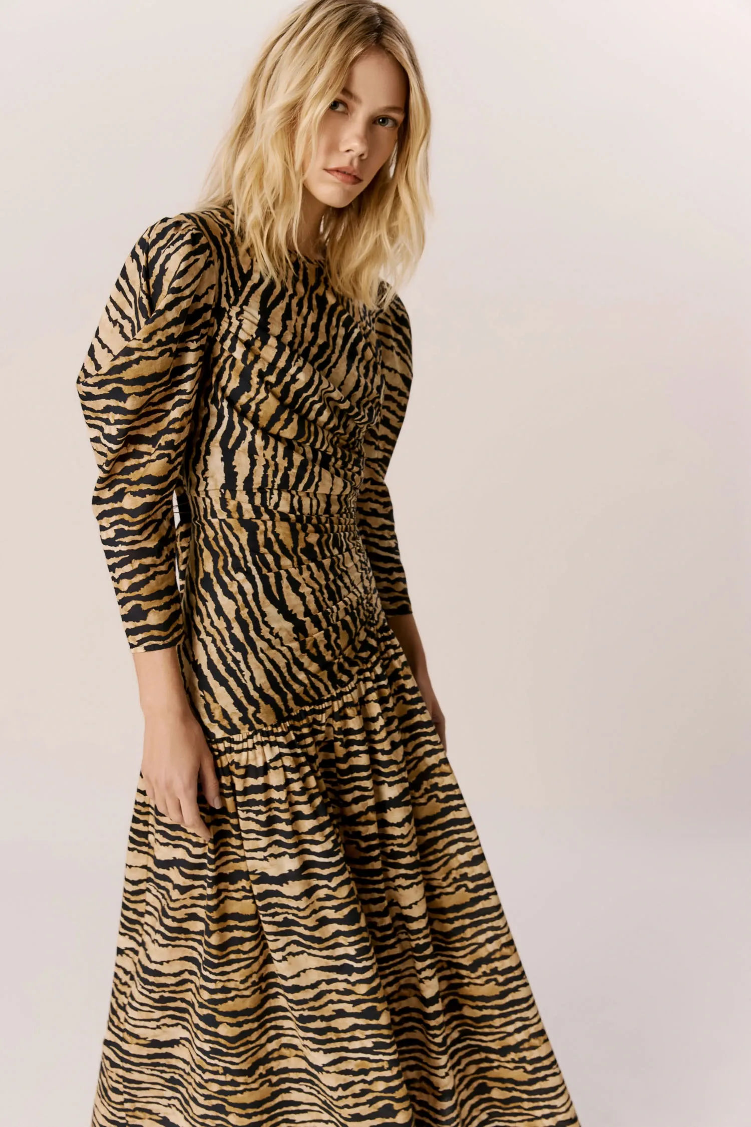 007529_VESTIDO_FRANZIDO_MANGA_GIGOT_TIGRE_ANDREAMARQUES--2-