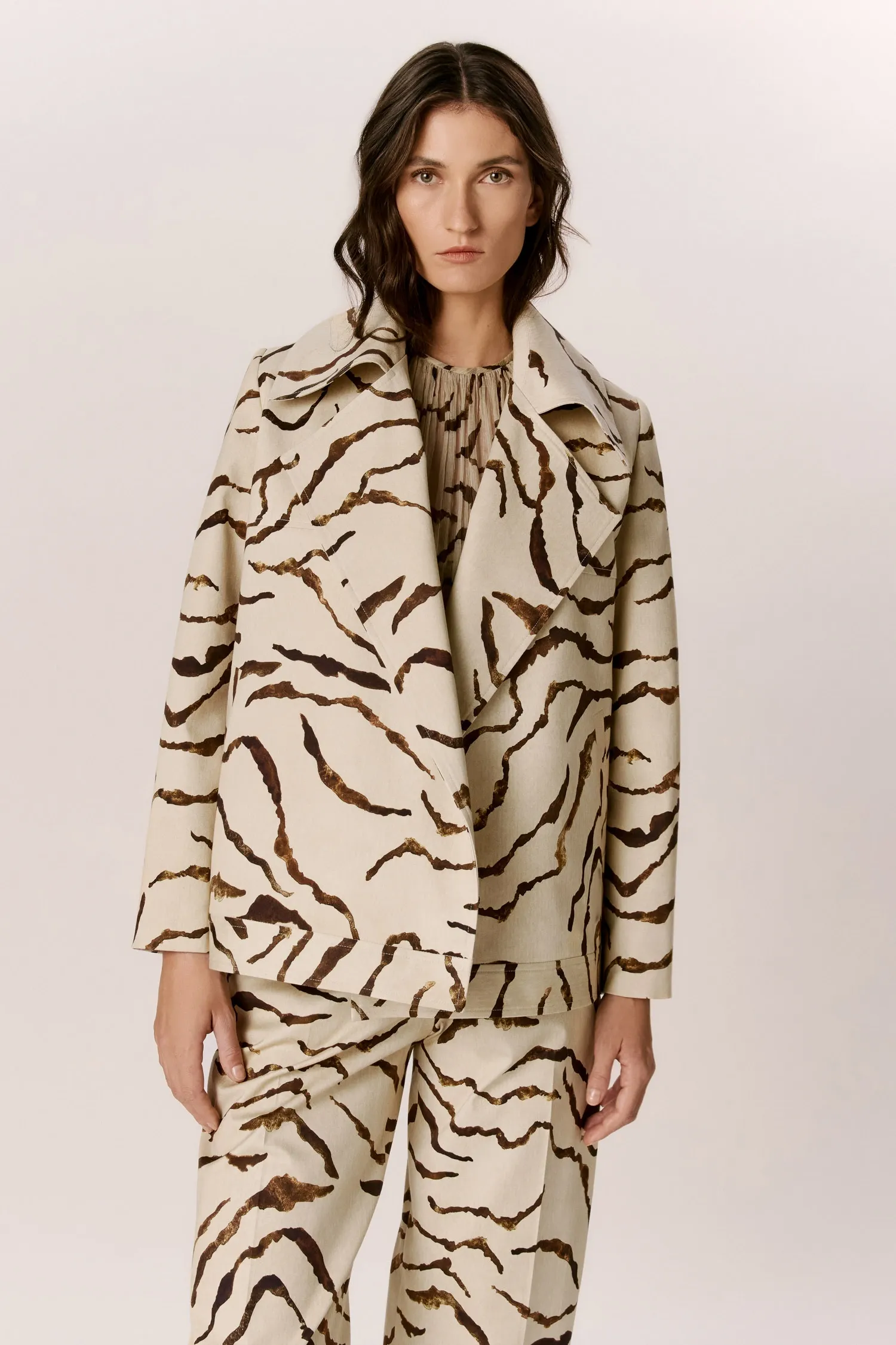 007561_JAQUETA-OVERSIZED_GOLA-AMPLA_ZEBRA_CLARA_ANDREAMARQUES--3-