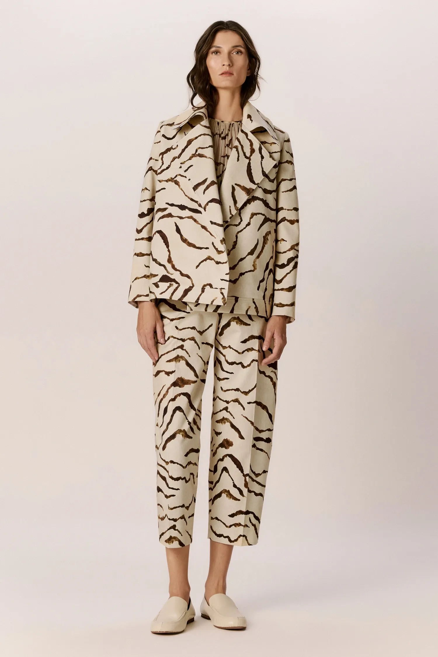 007561_JAQUETA-OVERSIZED_GOLA-AMPLA_ZEBRA_CLARA_ANDREAMARQUES--1-