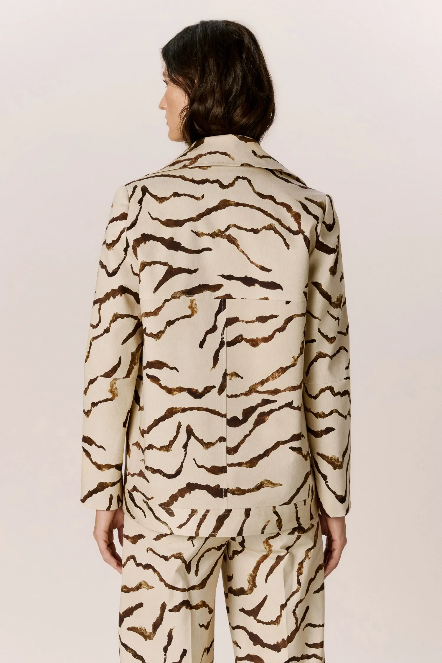 007561_JAQUETA-OVERSIZED_GOLA-AMPLA_ZEBRA_CLARA_ANDREAMARQUES--4-