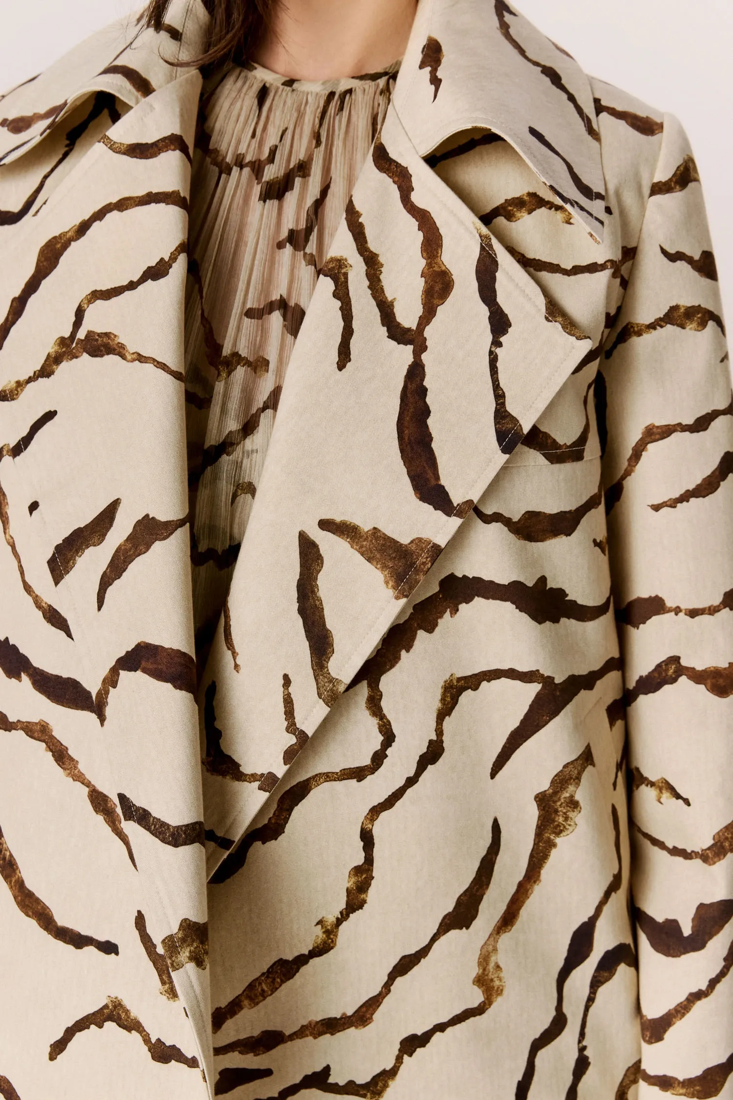 007561_JAQUETA-OVERSIZED_GOLA-AMPLA_ZEBRA_CLARA_ANDREAMARQUES--5-