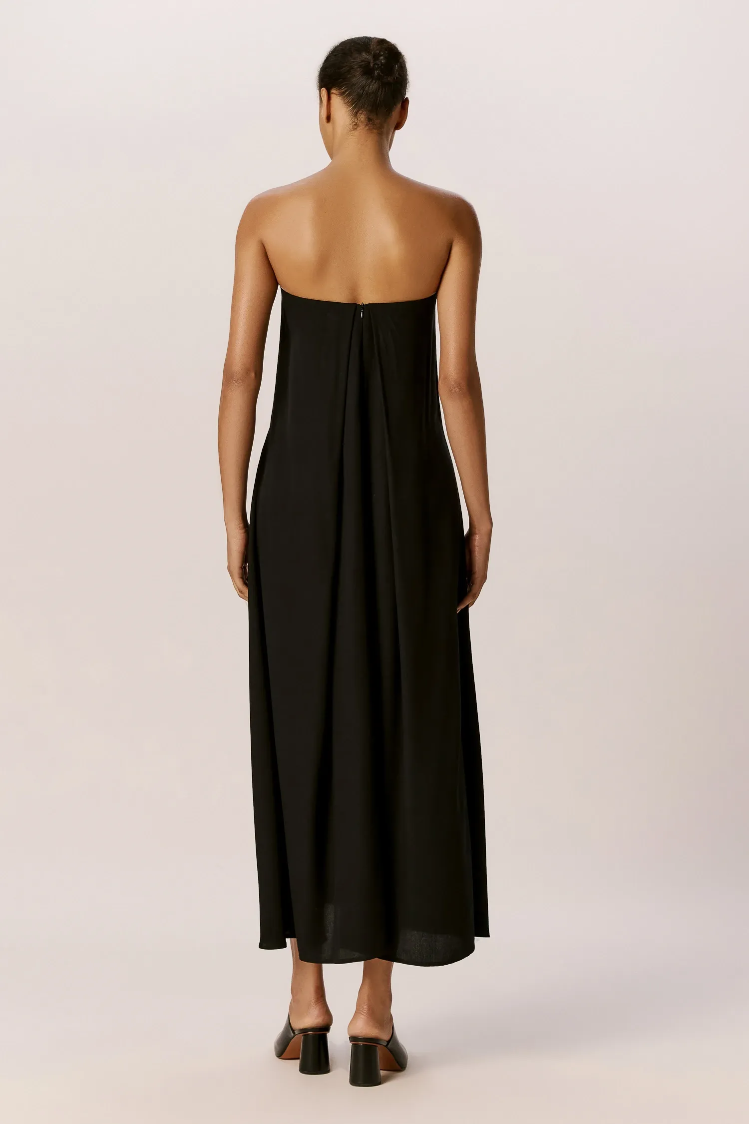 007605_VESTIDO-SEM_ALCA_MIDI-SOLTO_PRETO_ANDREAMARQUES--3-