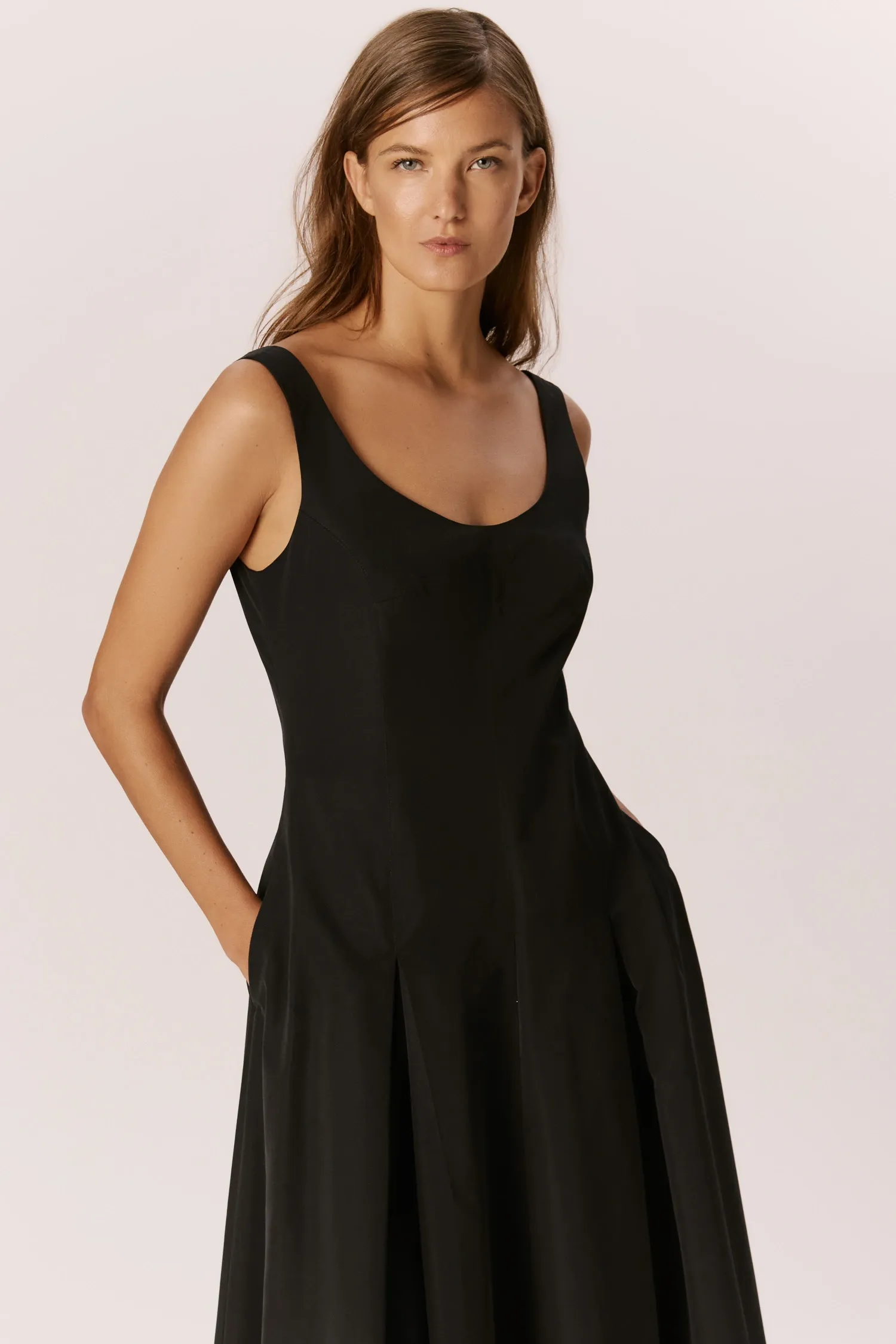 007591_VESTIDO-NYLON_DECOTE_U_PREGAS_PRETO_ANDREAMARQUES--3-