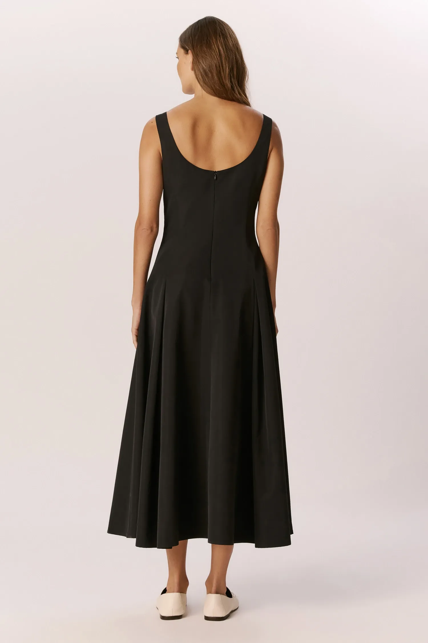 007591_VESTIDO-NYLON_DECOTE_U_PREGAS_PRETO_ANDREAMARQUES--2-