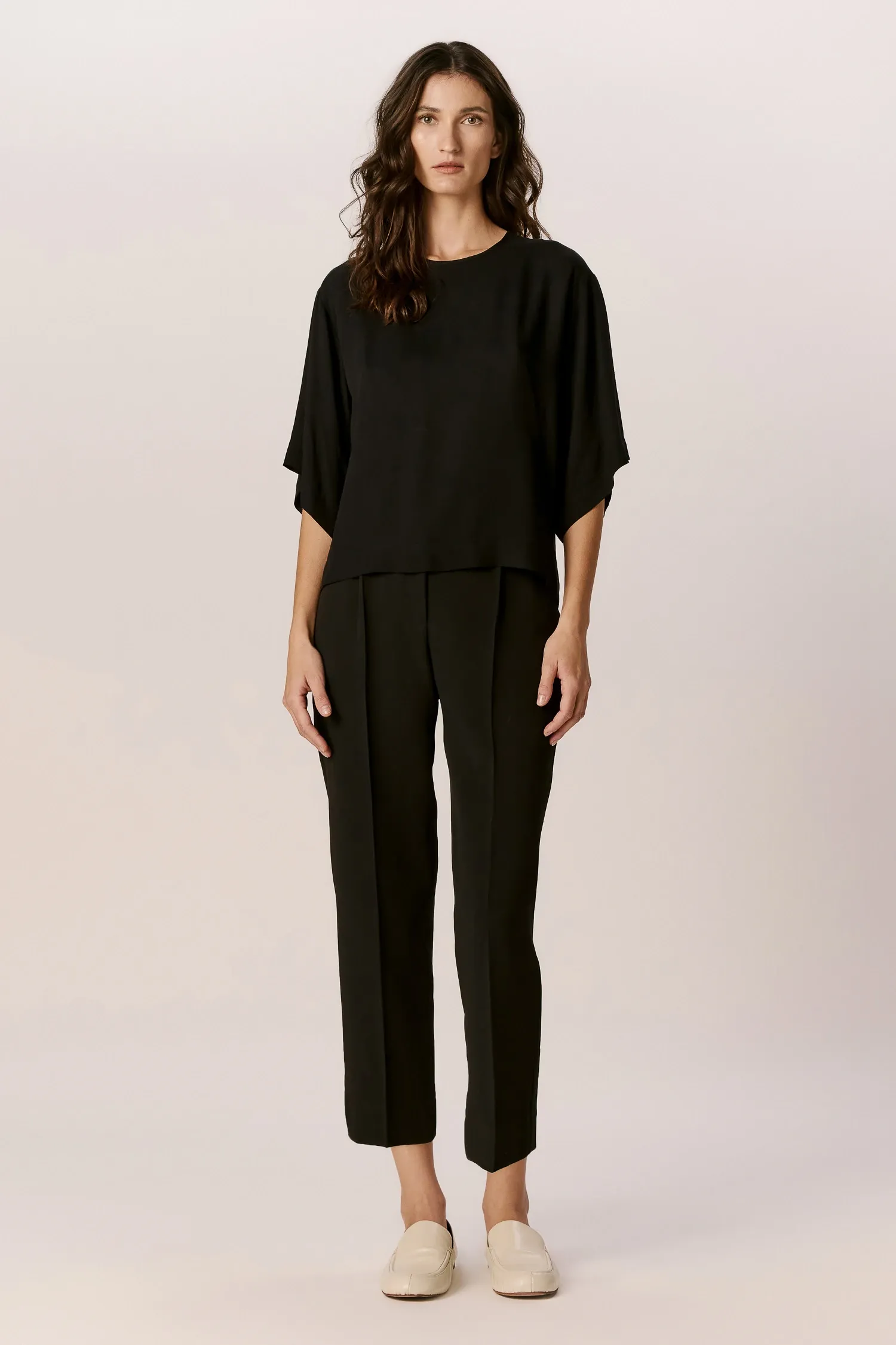 007606_TH38193-T-SHIRT_BOX-MANGA_CURTA_AMPLA_PRETO_ANDREAMARQUES--2-