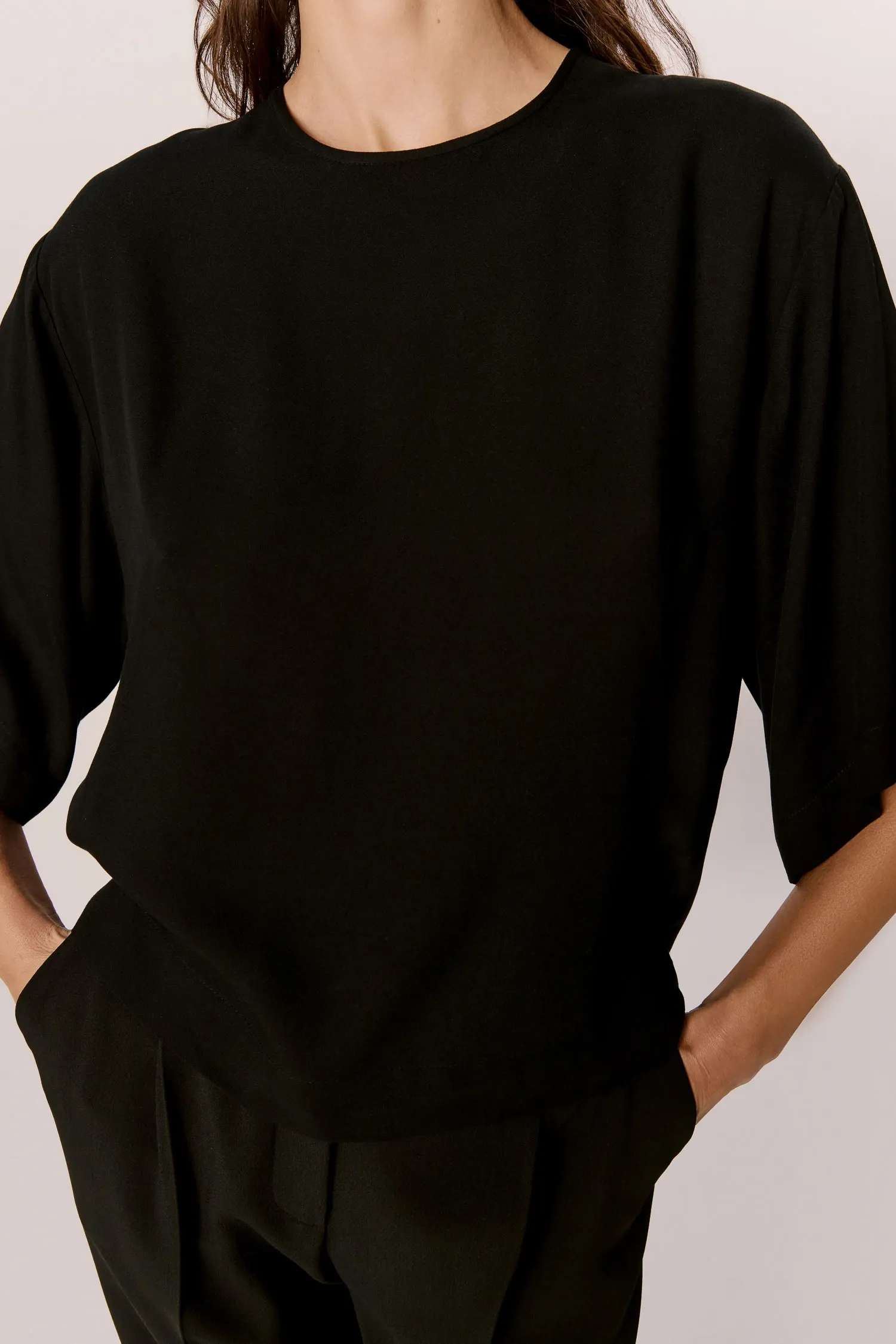 007606_TH38193-T-SHIRT_BOX-MANGA_CURTA_AMPLA_PRETO_ANDREAMARQUES--5-