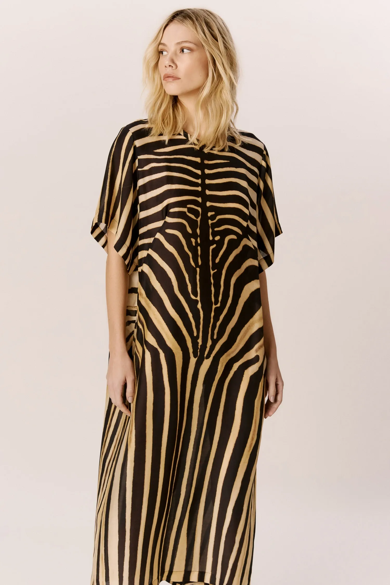 007522_VESTIDO-TSHIRT_MIDI-MANGA_AMPLA_ZEBRA_LOCALIZADA_ANDREAMARQUES--2-