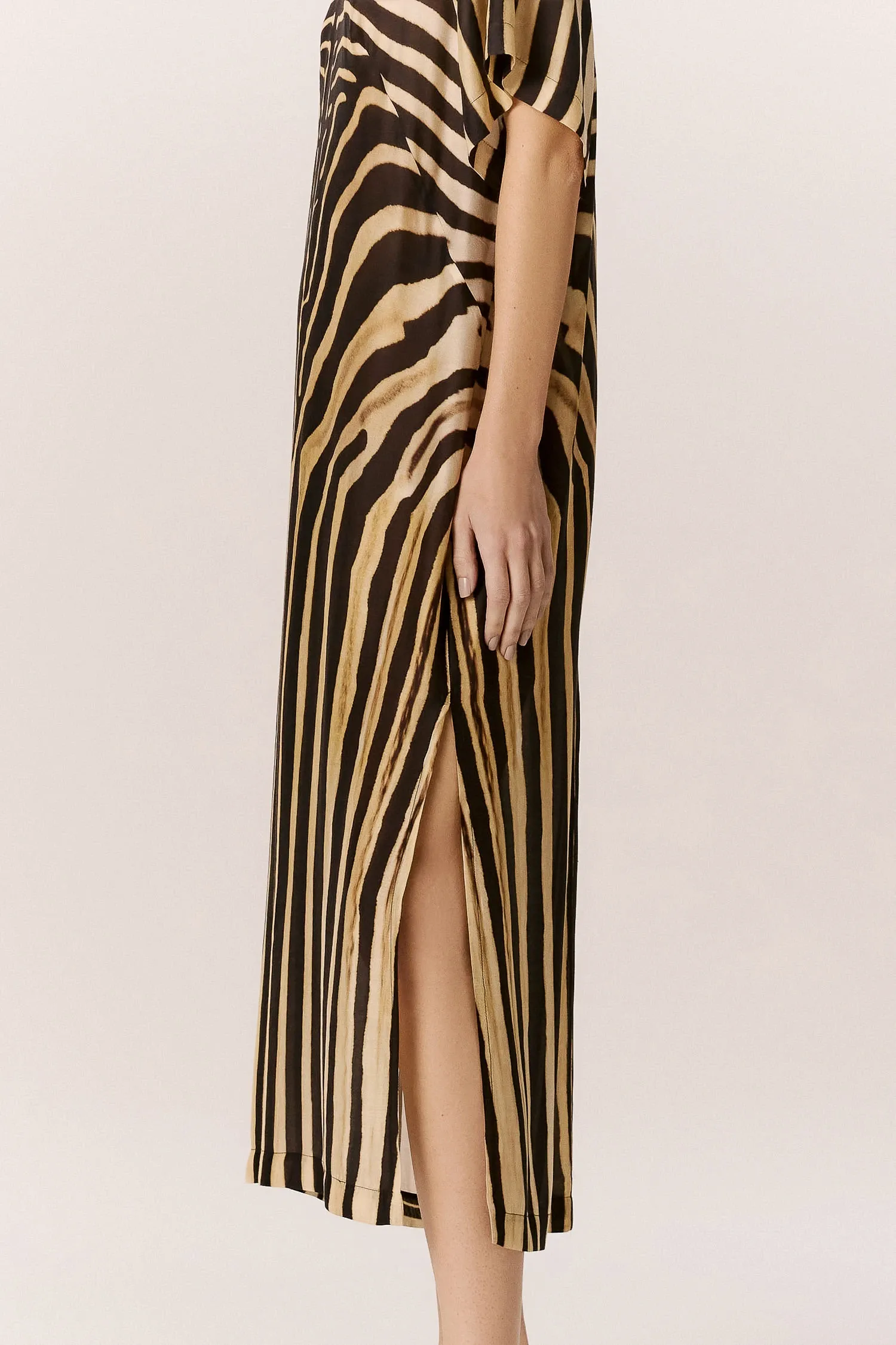 007522_VESTIDO-TSHIRT_MIDI-MANGA_AMPLA_ZEBRA_LOCALIZADA_ANDREAMARQUES--4-