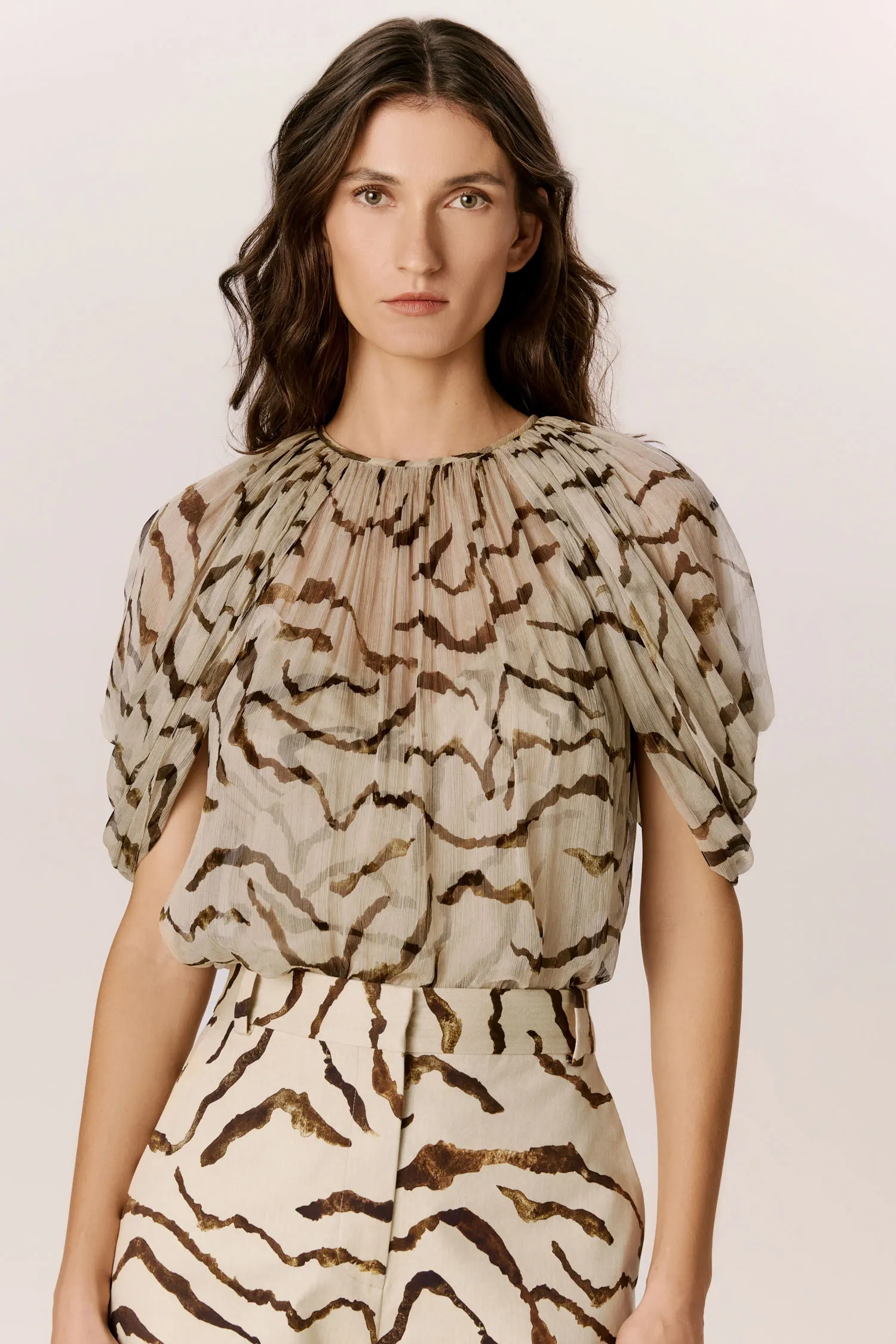 007567_BLUSA_SEDA_FRANZIDA_MANGA_TULIPA_ZEBRACLARA_ANDREAMARQUES--3-