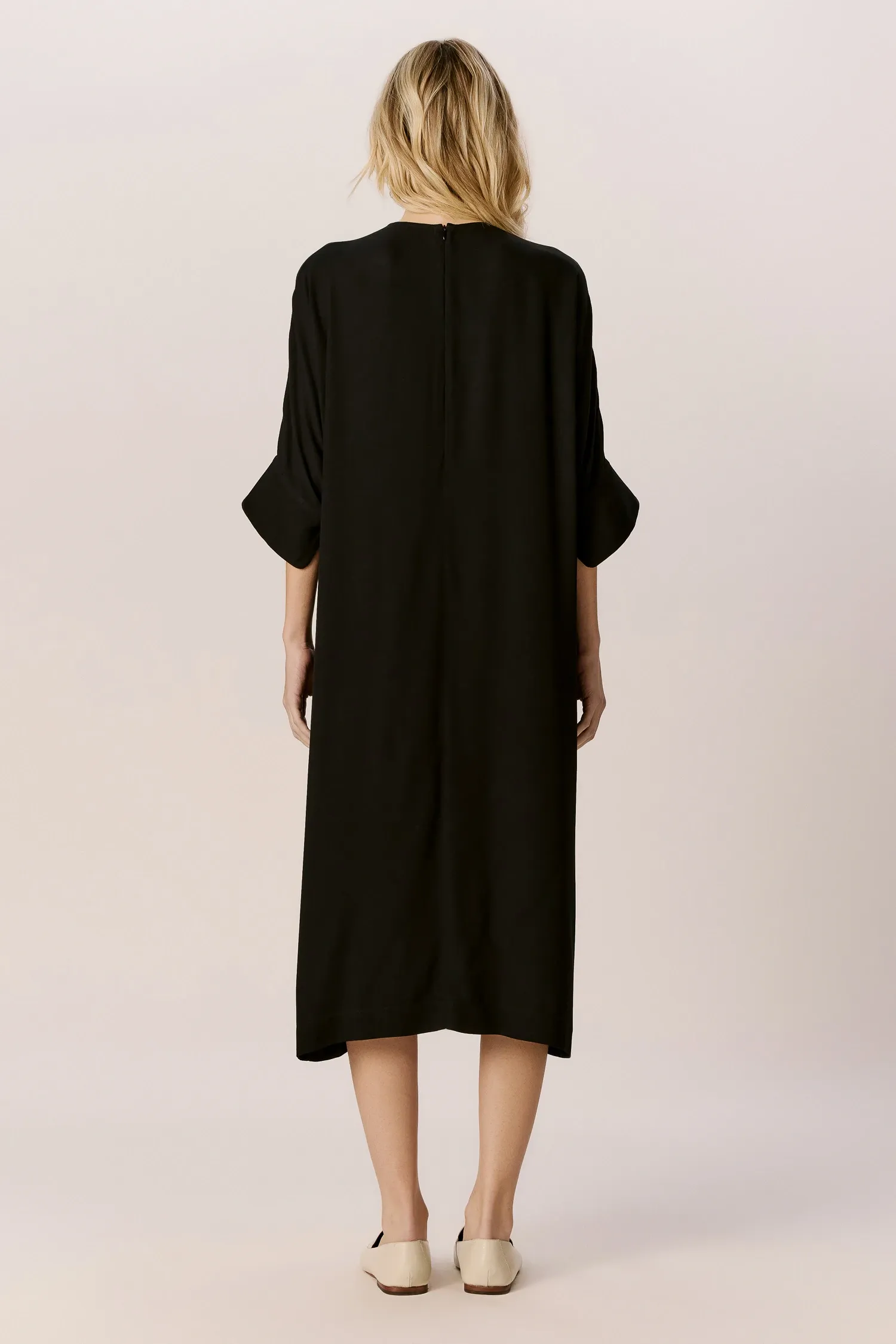 007604_VESTIDO_DECOTE_V_WRAP_PRETO_ANDREAMARQUES--3-