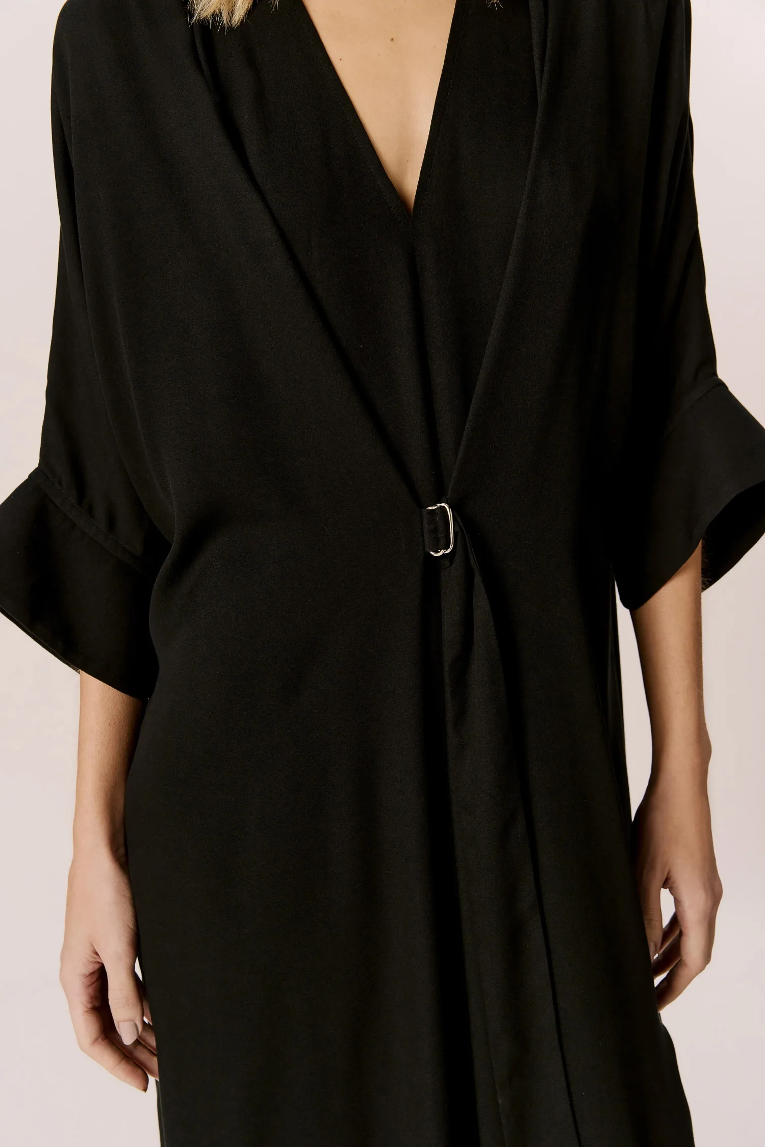 007604_VESTIDO_DECOTE_V_WRAP_PRETO_ANDREAMARQUES--4-