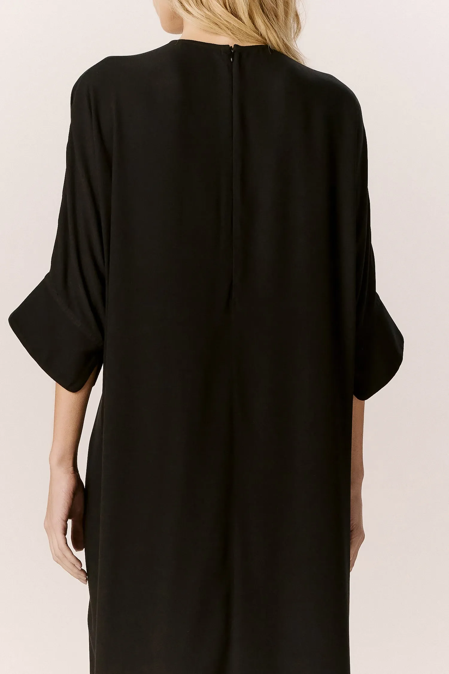 007604_VESTIDO_DECOTE_V_WRAP_PRETO_ANDREAMARQUES--5-