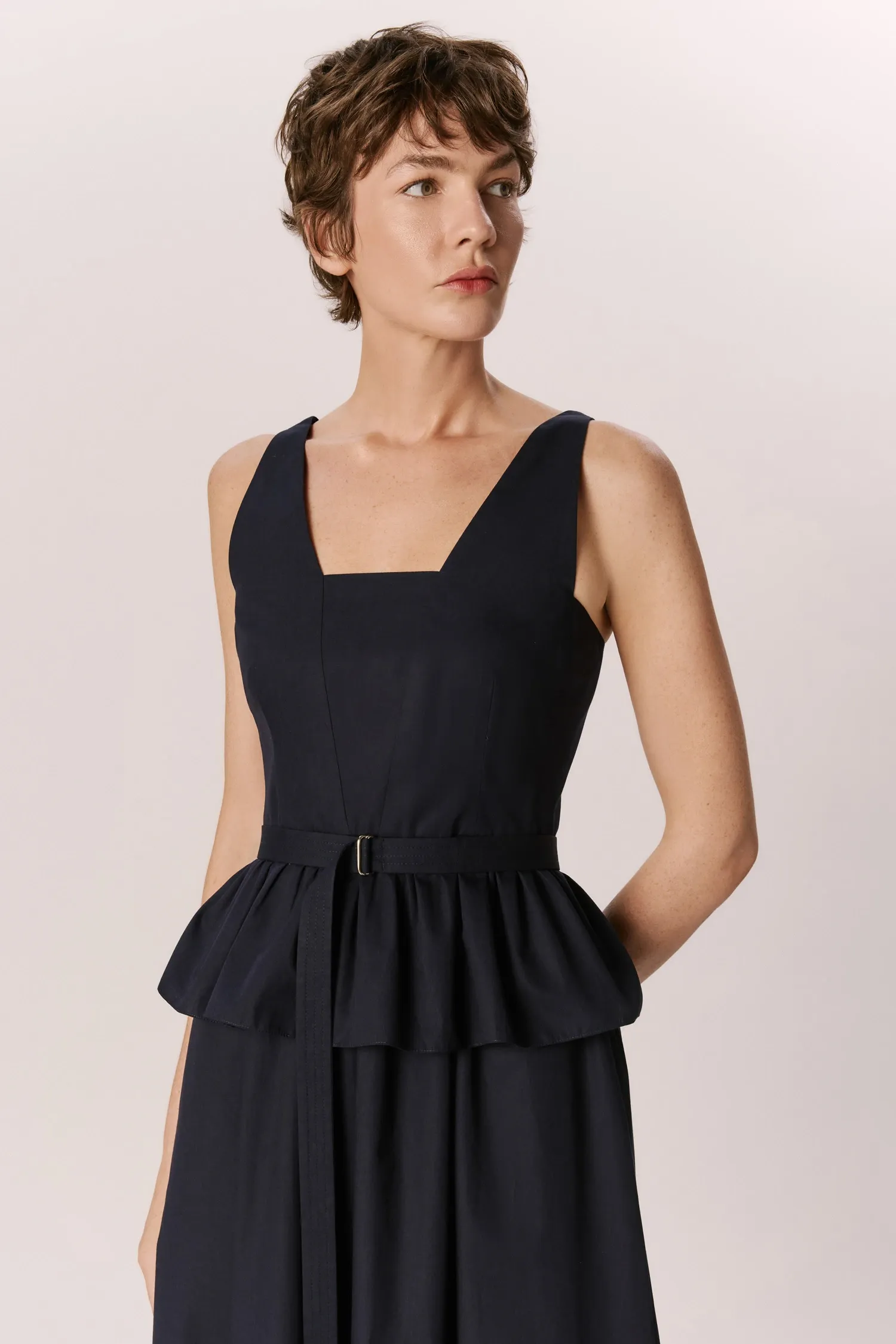 007632_-VESTIDO-DECOTE_GEOMETRICO_BASQUE-FRANZIDA_MARINHO_ANDREAMARQUES--4-