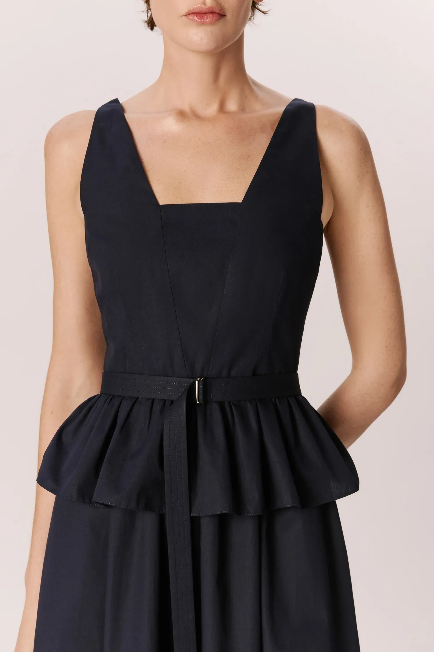 007632_-VESTIDO-DECOTE_GEOMETRICO_BASQUE-FRANZIDA_MARINHO_ANDREAMARQUES--5-