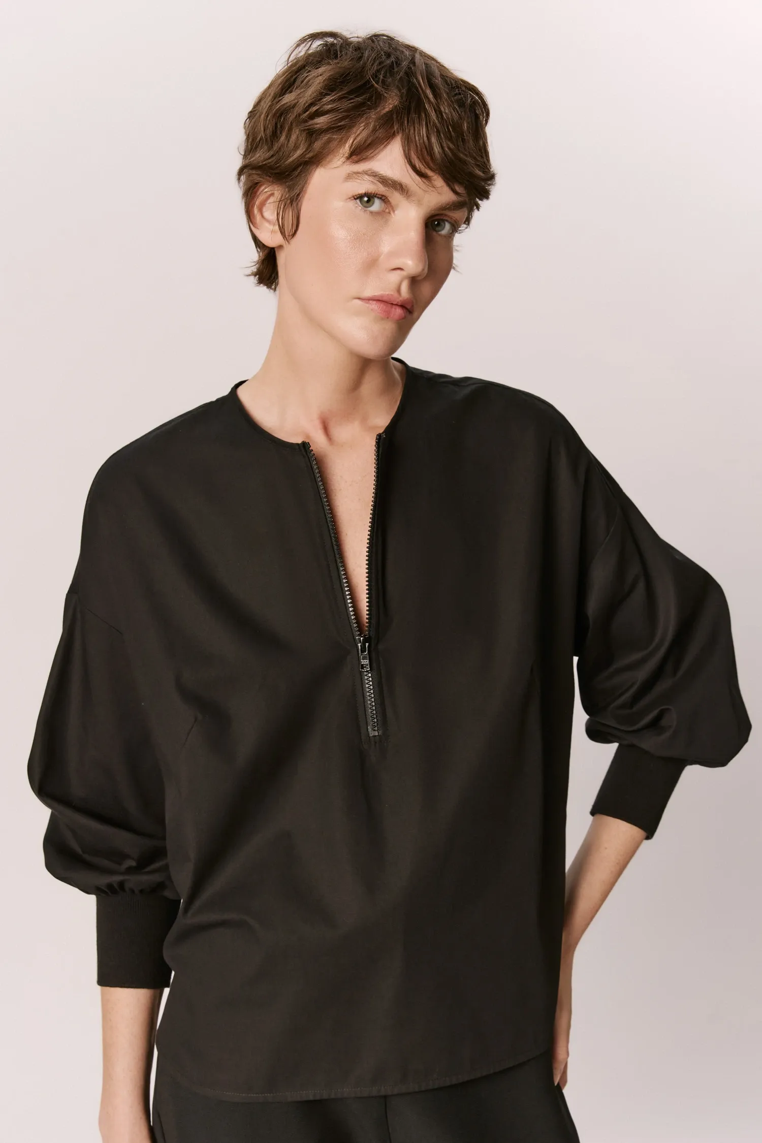 007577_BLUSA_DECOTE_ZIPER-PUNHO_TRICOT_PRETO_ANDREAMARQUEES--5-