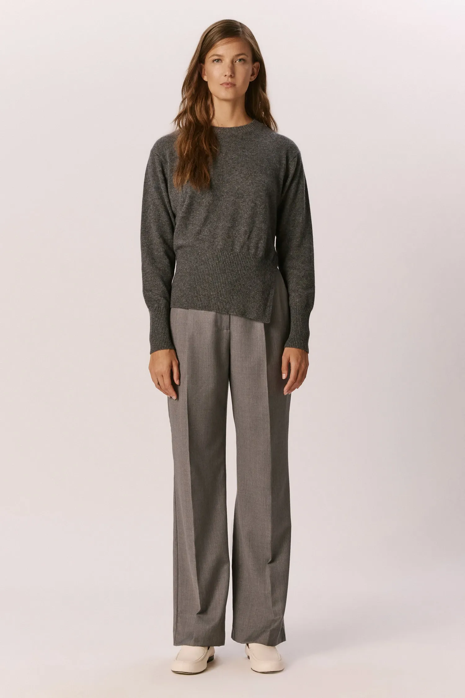 007644_SUETER-CASHMERE_CURTO_FENDA-LATERAL_CINZA_MESCLA_ANDREAMARQUES--2-