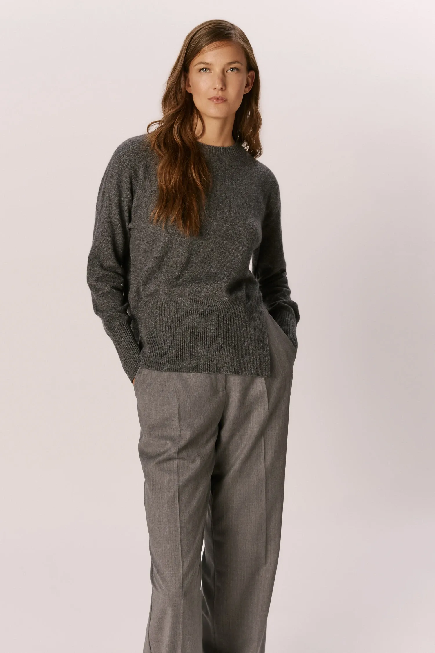 007644_SUETER-CASHMERE_CURTO_FENDA-LATERAL_CINZA_MESCLA_ANDREAMARQUES--3-