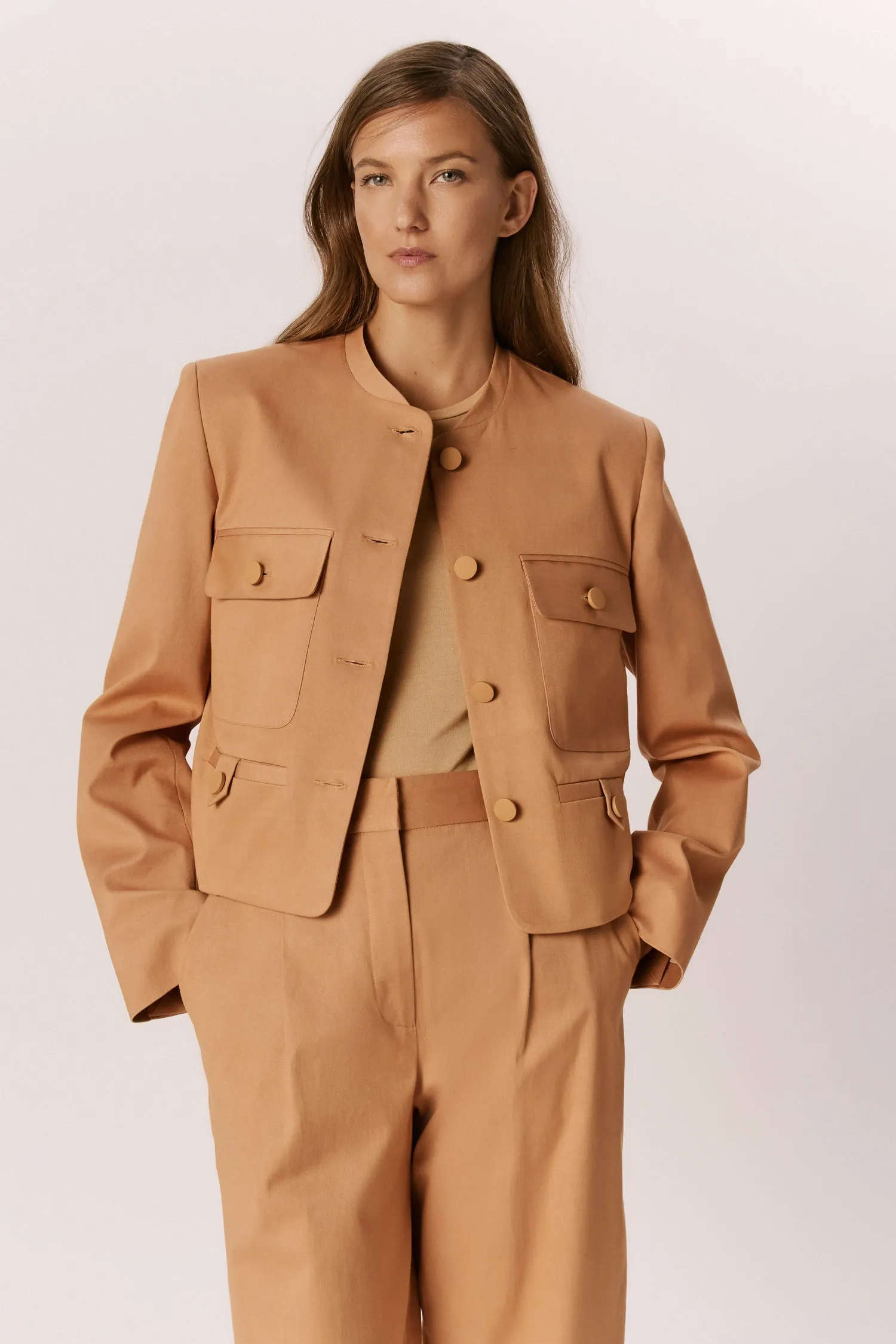 007488_JAQUETA-BOX_CURTA_BOLSOS_TAN_ANDREAMARQUES--1-