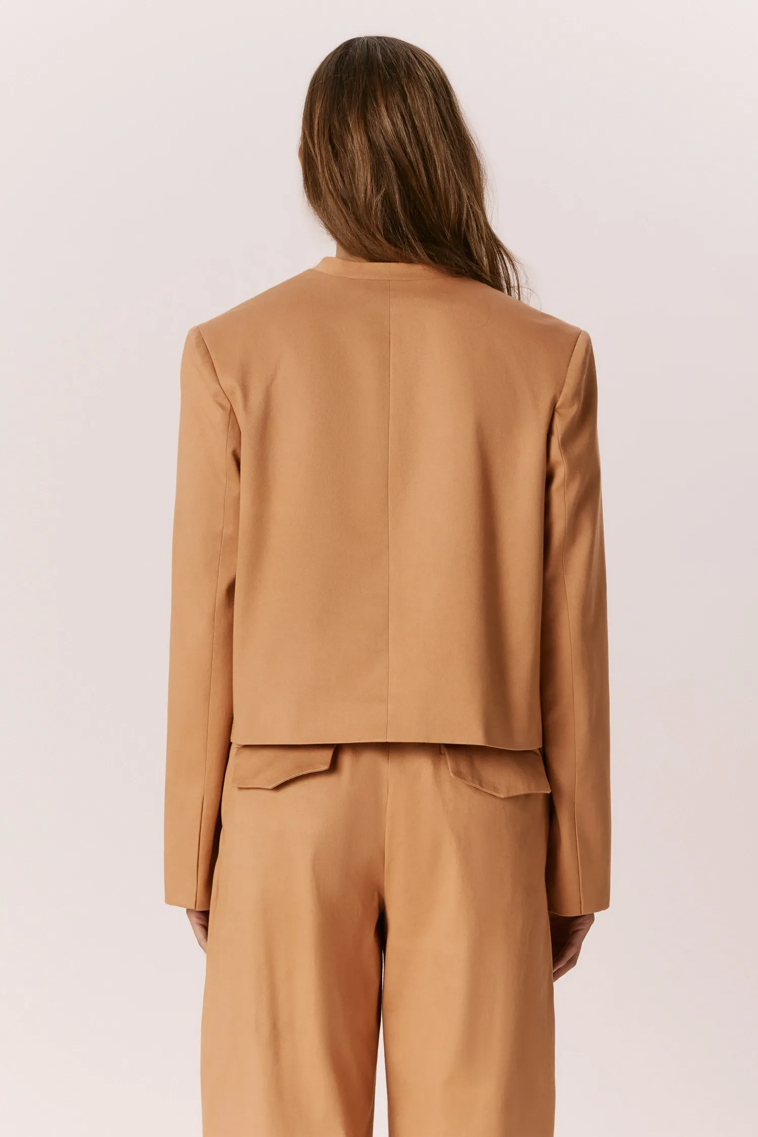 007488_JAQUETA-BOX_CURTA_BOLSOS_TAN_ANDREAMARQUES--4-