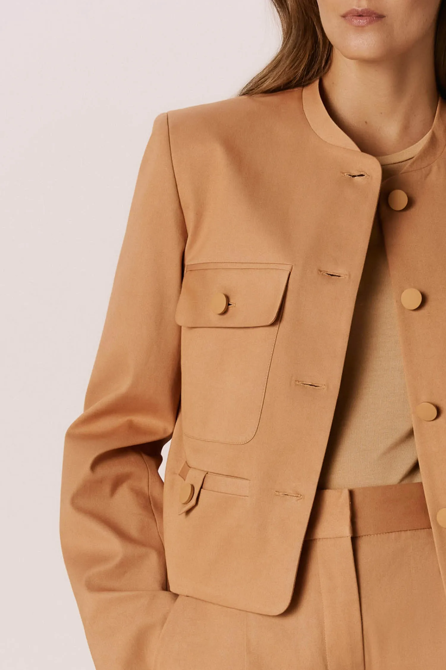 007488_JAQUETA-BOX_CURTA_BOLSOS_TAN_ANDREAMARQUES--5-