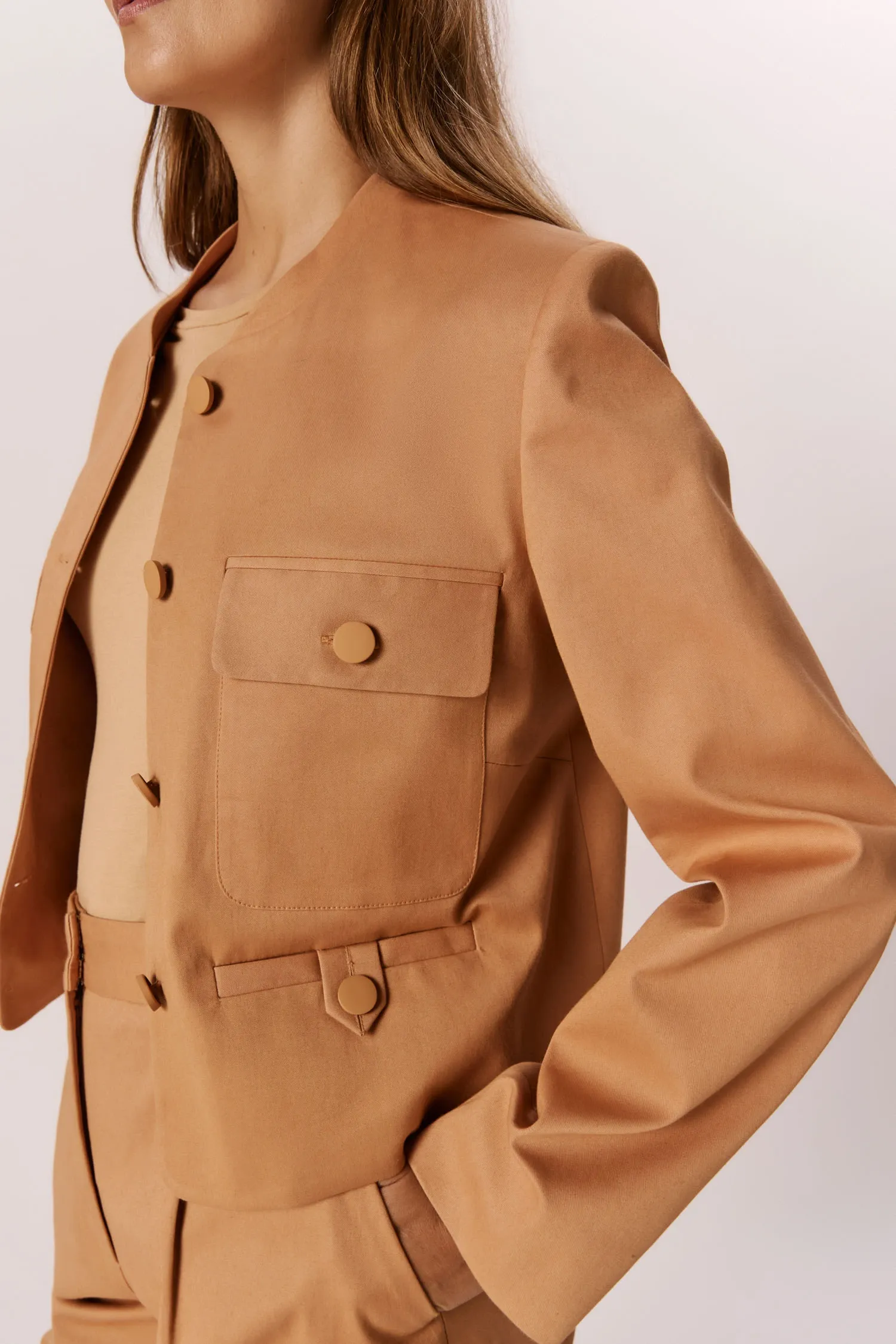 007488_JAQUETA-BOX_CURTA_BOLSOS_TAN_ANDREAMARQUES--6-