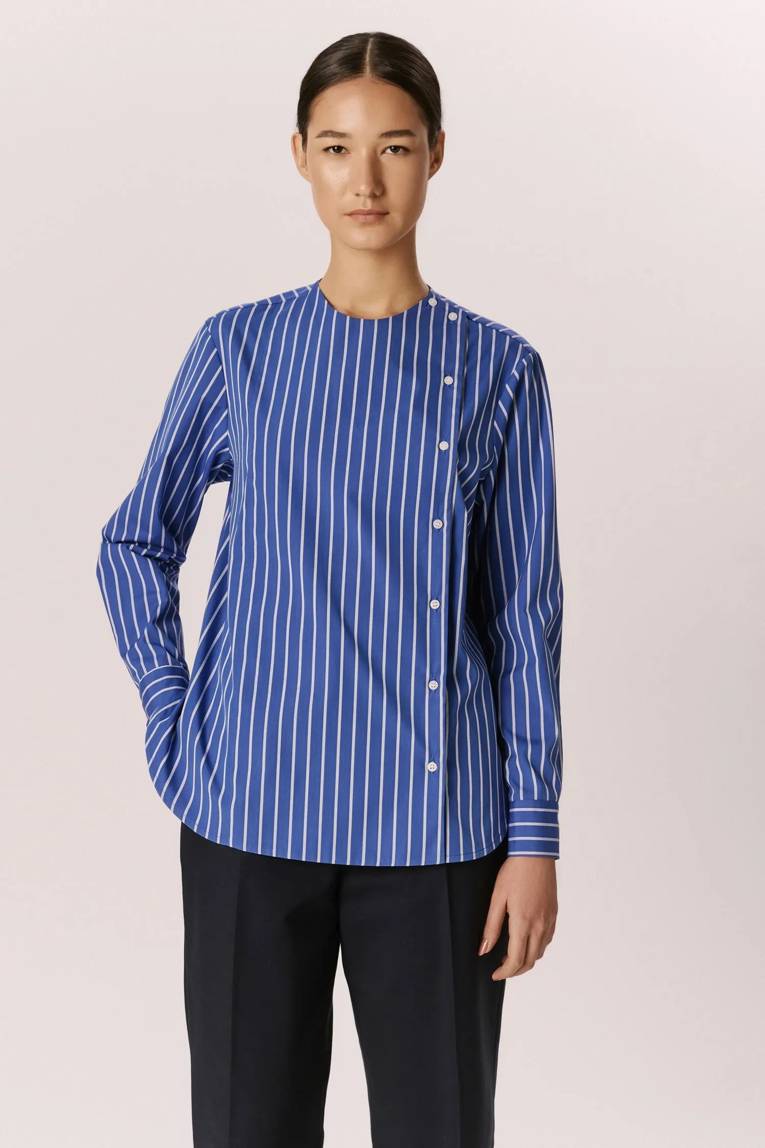 007495_CAMISA_ABOTOAMENTO_LATERAL_LENCO_LISTRA_AZUL_ANDREAMARQUES--3-
