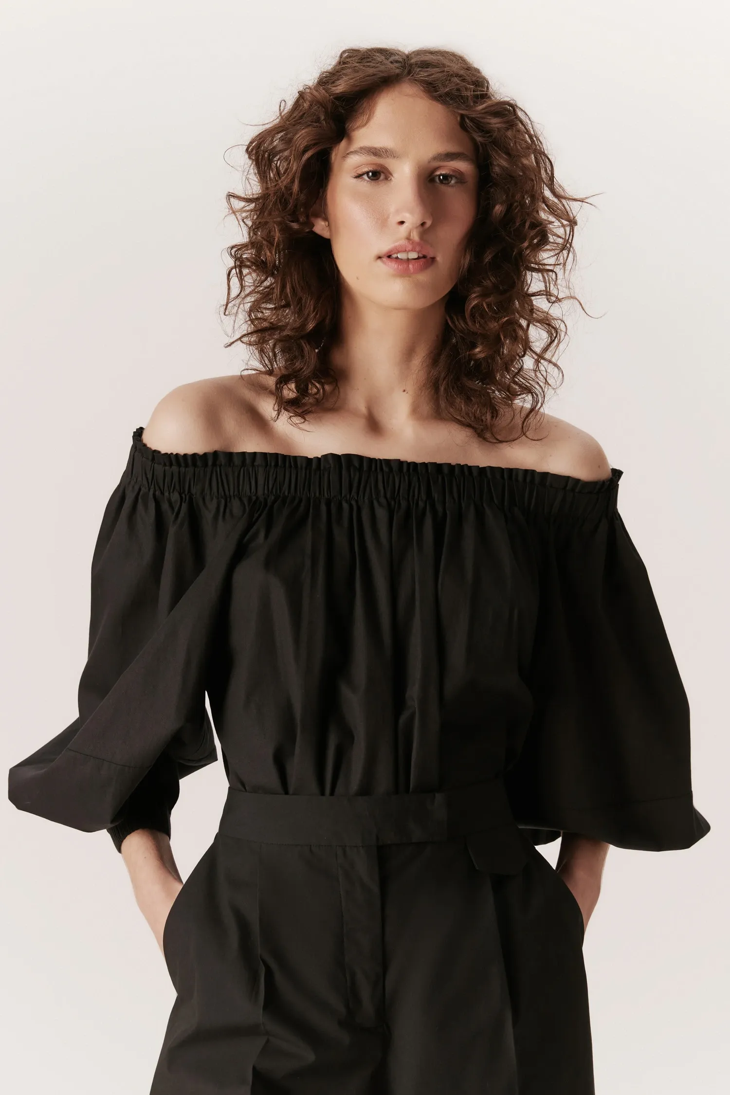 007254_BLUSA_OMBRO_A_OMBRO_BUFANTE_PRETO_ANDREAMARQUES--1-