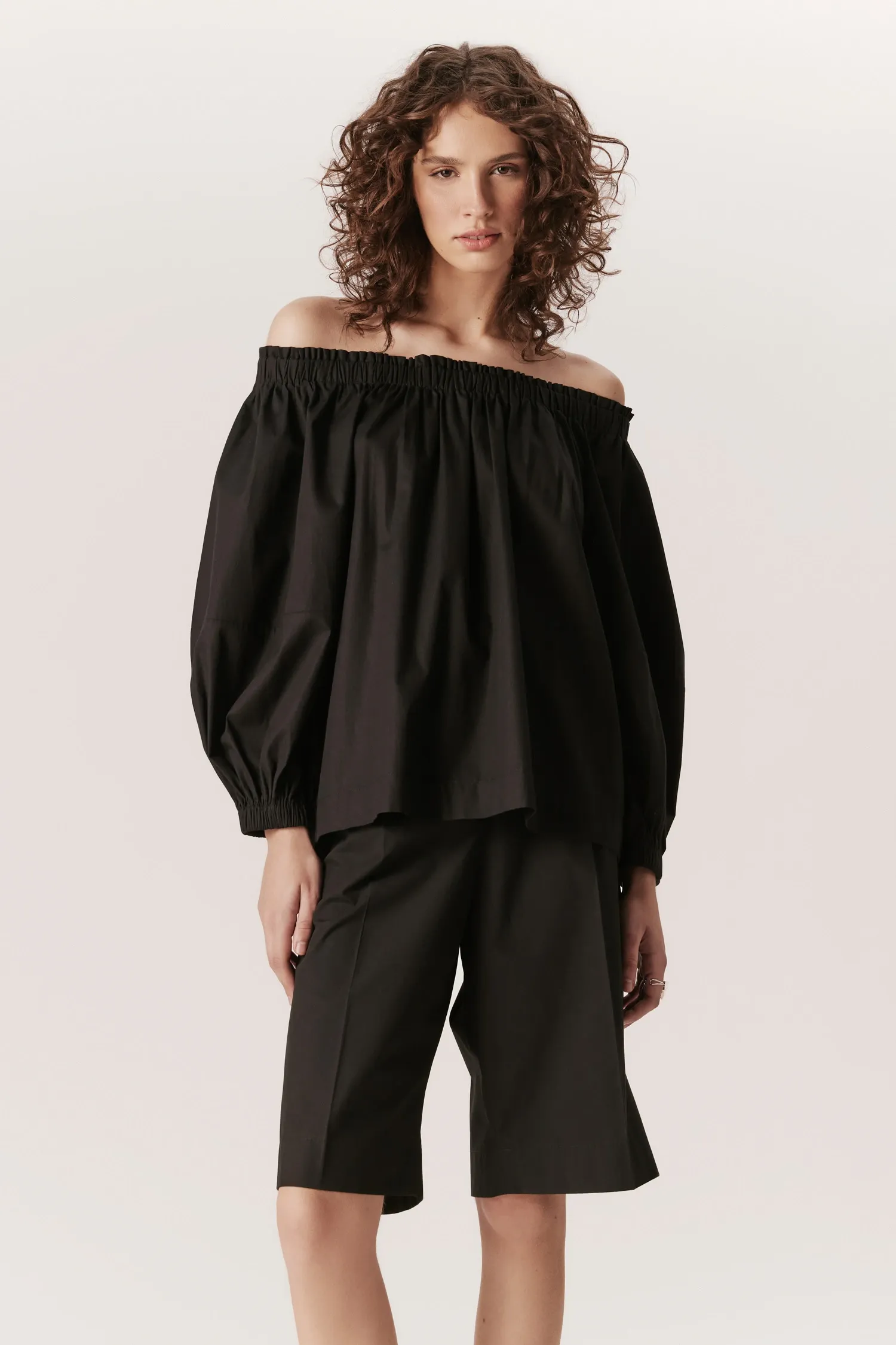 007254_BLUSA_OMBRO_A_OMBRO_BUFANTE_PRETO_ANDREAMARQUES--3-