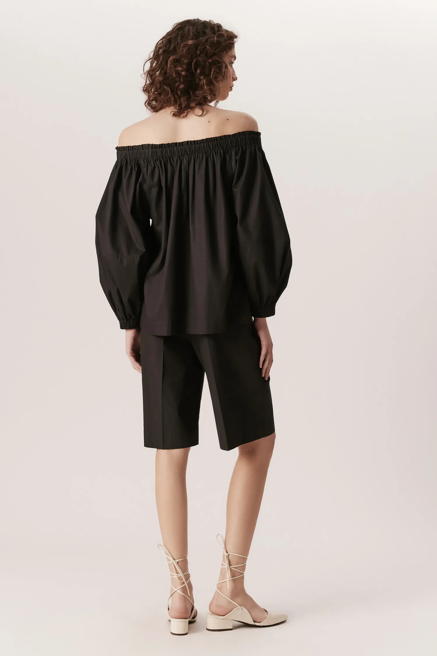 007254_BLUSA_OMBRO_A_OMBRO_BUFANTE_PRETO_ANDREAMARQUES--4-