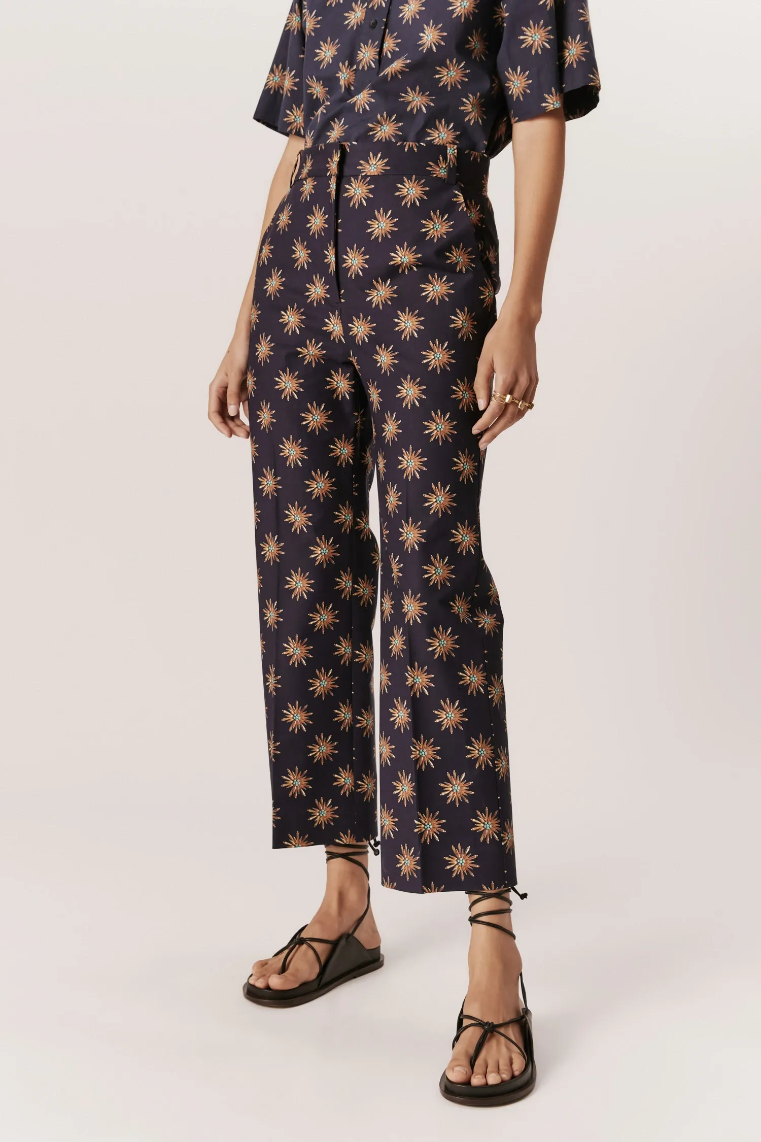 007296_-CALCA_SEMI_FLARE-BOLSO_FACA_ROSETA_MARINHO_ANDREAMARQUES--3-