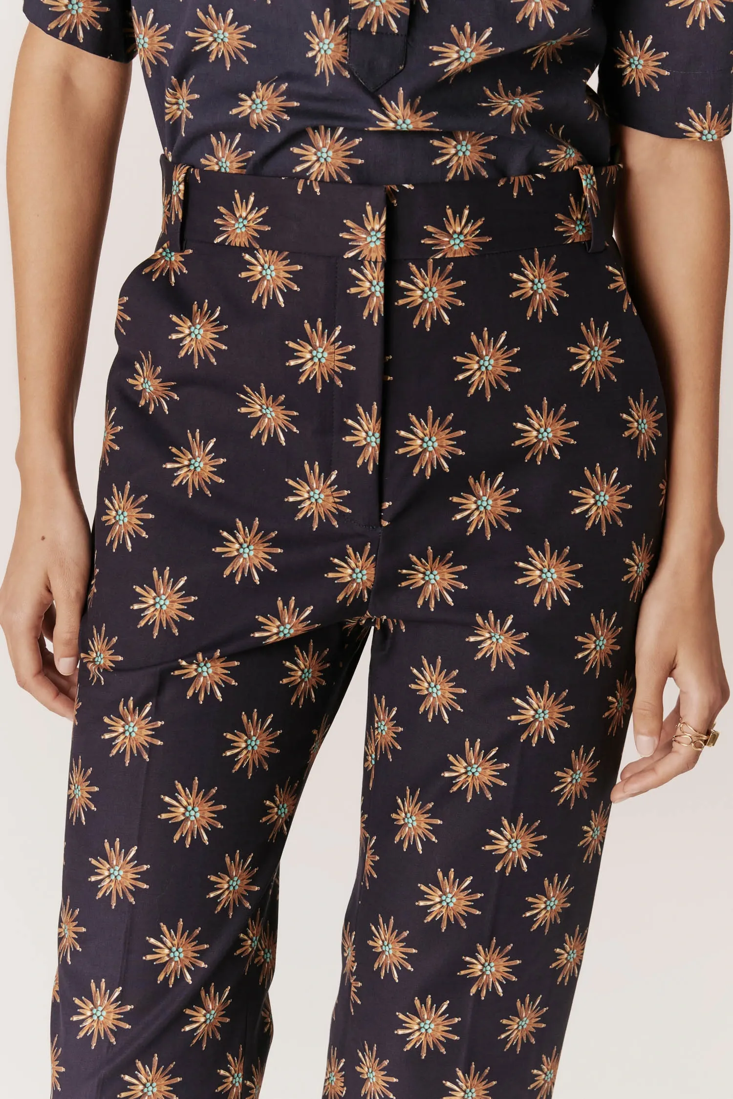 007296_-CALCA_SEMI_FLARE-BOLSO_FACA_ROSETA_MARINHO_ANDREAMARQUES--4-