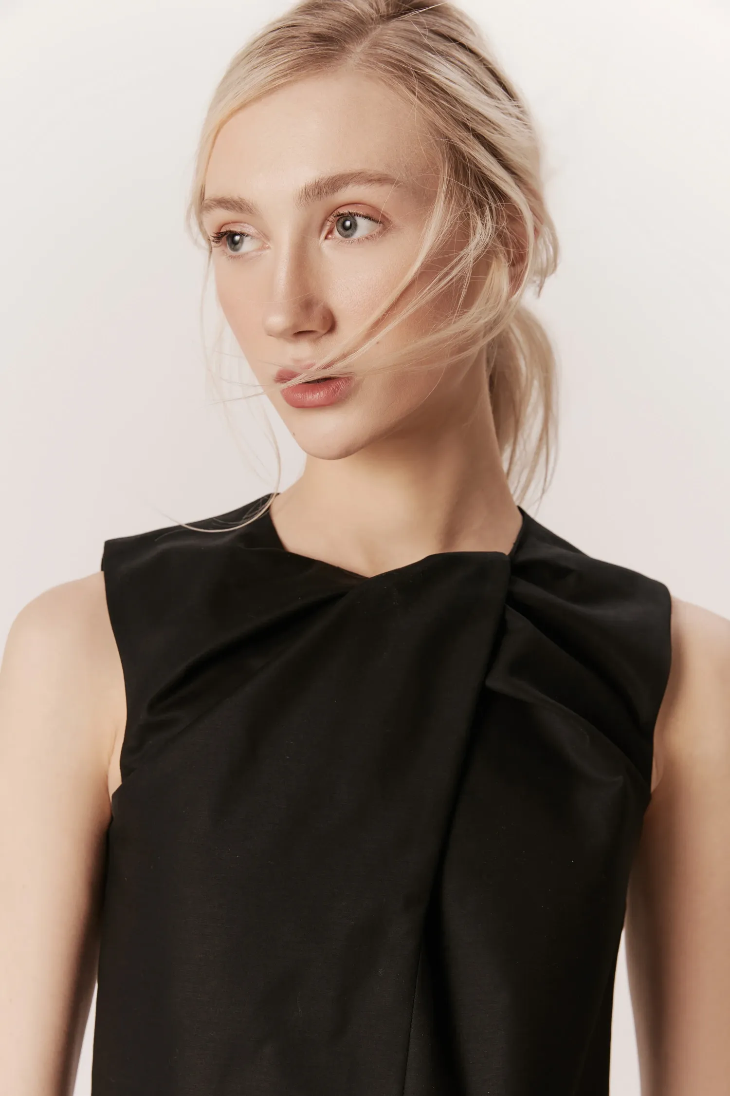 007284_TOP_CROPPED_DECOTE_TRANSPASSADO_PRETO_ANDREAMARQUES--5-