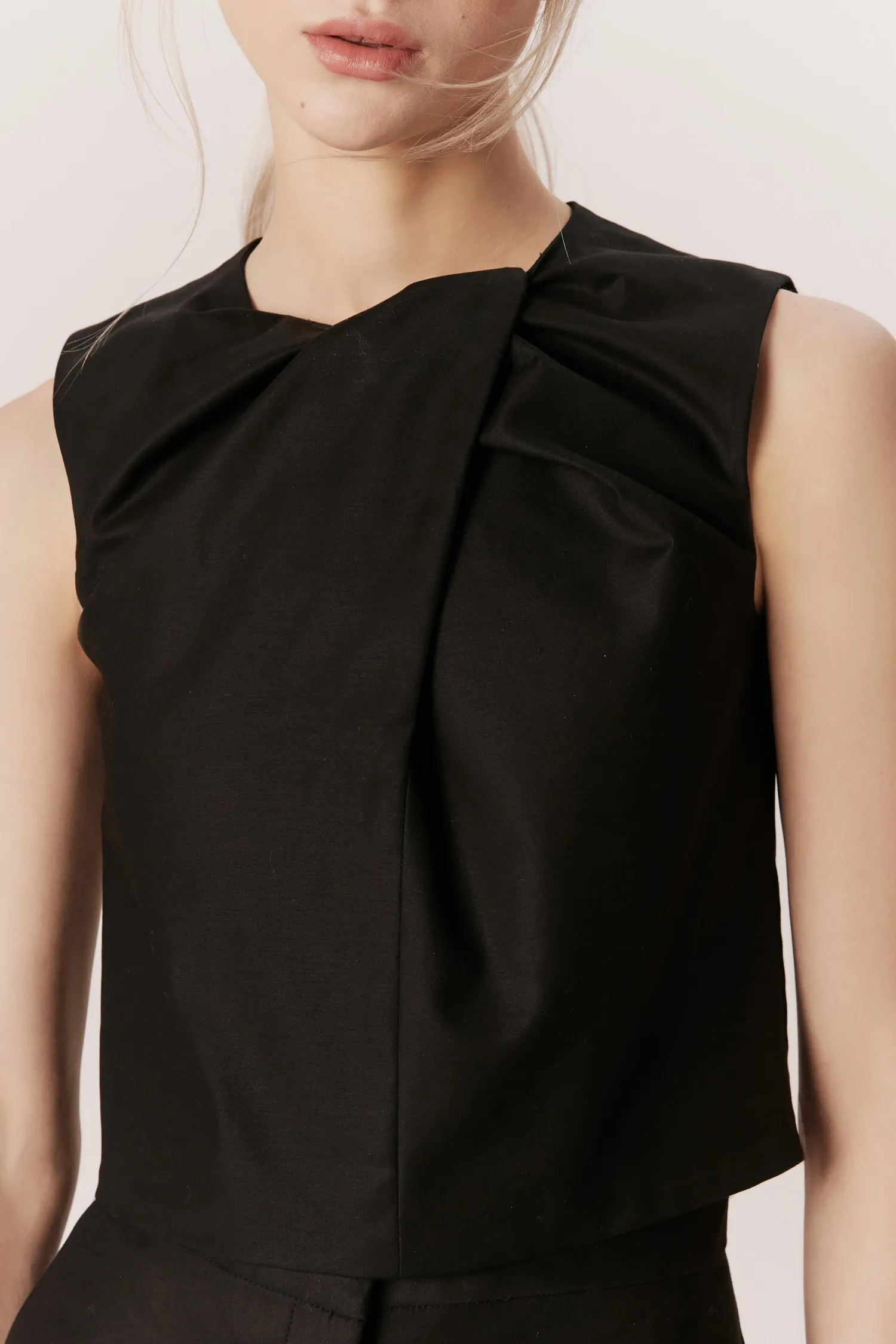 007284_TOP_CROPPED_DECOTE_TRANSPASSADO_PRETO_ANDREAMARQUES--6-